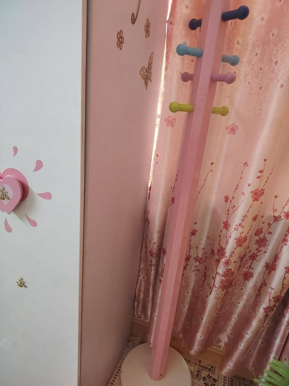 السلام عليكم يوجد غرفة نوم بناتيه للبيع وكاونتر للاستفسار ارجو التواصل على الرقم ***********
