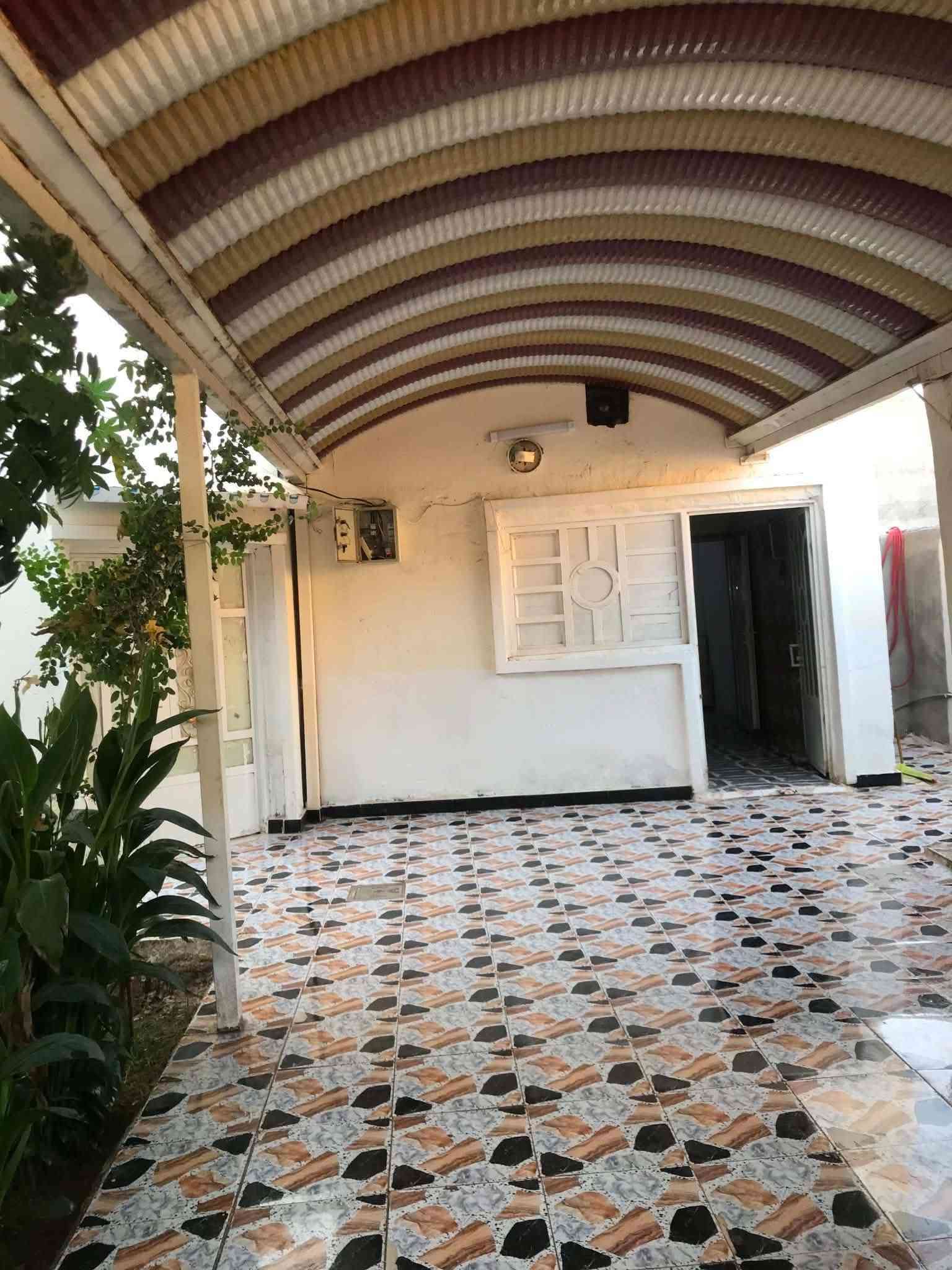الدار للبيع خلف حسينية السجاد  المعاره المساحه 200البيت جاهز مابي اي نقص البناء طابوك وبلوك السقف عكاده يحتوي على غرفه واحده السعر 60بي مجال. الاستفسار على الرقم ***********
