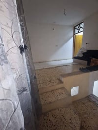 طابق ونص • غرفتين • قرب شارع المحله