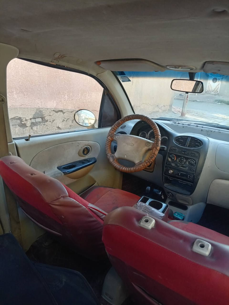 سلام عليكم ورحمة سياره كيو كيو حلو ونضيف
مكينه وكير #عادي وتخم تاير جدد فرشه حلو ولكشر حلو
مصغره سنويه لـ29سياره حلو حداديه شويه ترتيب سعر #15وبيه مجال
اتصل *********** وتدلل
