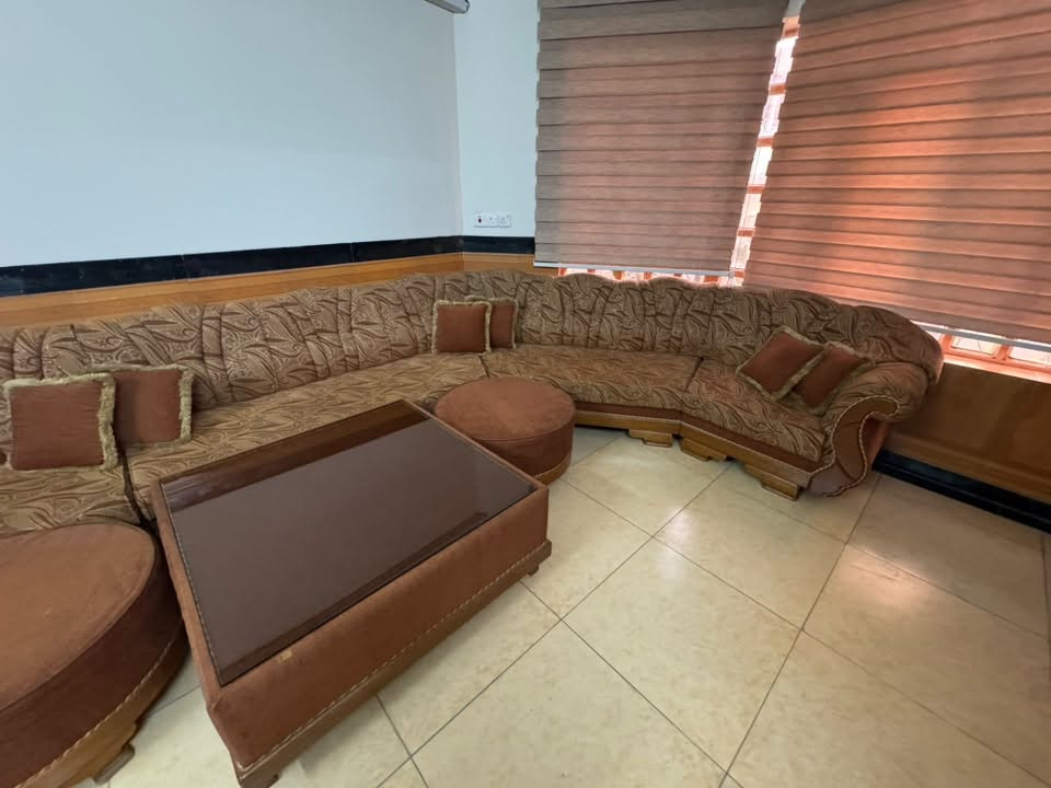ديوان ٧ متر خشب عراقي مع الملحقات 
السعر ٣٠٠ وبي مجال 

***********

