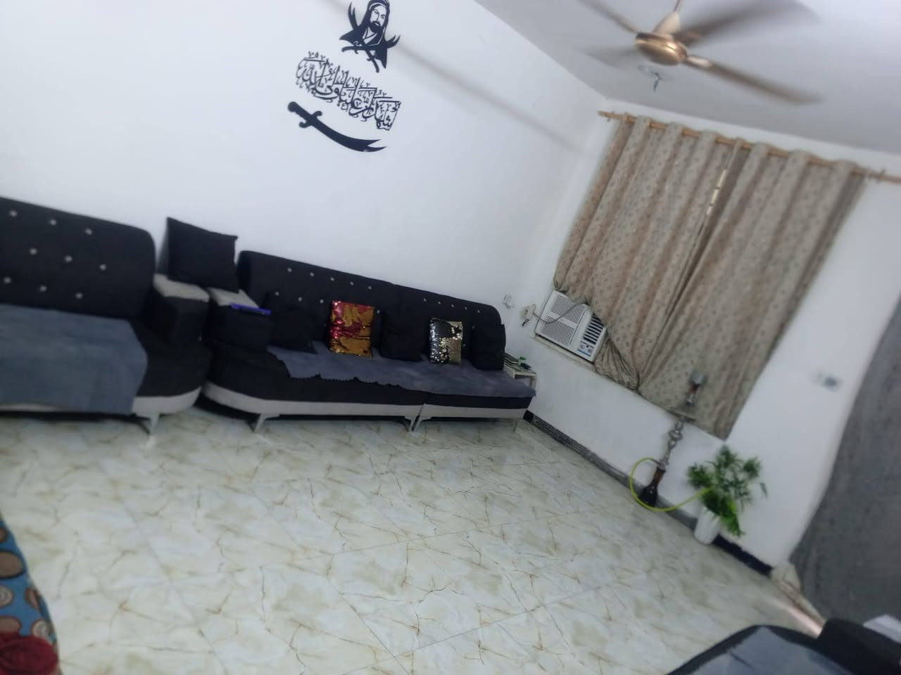 سلام عليكم عندي بيت للبيع في سريدات الجديده بشارع منصور الركابي مساحه البيت 150بناء 100وحديقه 50للستفسار ركن على شارعين
