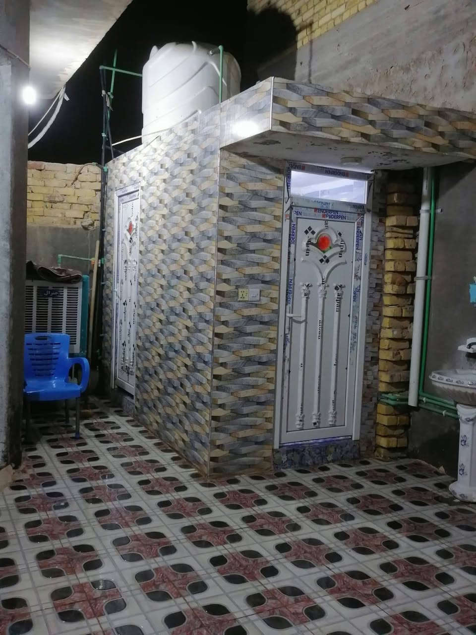السلام عليكم بيت للبيع المساحه 200 م  البناء بلوك والسقف صب كونكريت قبق بناء 2020 يباع مع الاثاث ***********
السلام عليكم بيت للبيع المساحه 200 م  البناء بلوك والسقف صب كونكريت قبق بناء 2020 يباع مع الاثاث *********** 
غرفتين 
وصاله 
ومطبخ 
واستقبال 
ممر 
طارمه 
حديقه داخليه صغير
