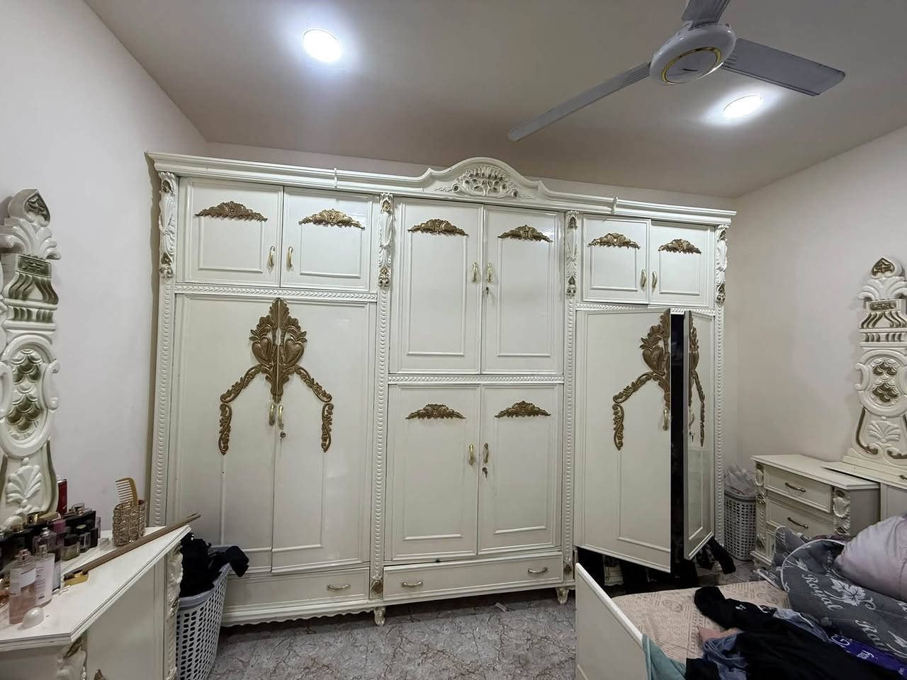 السلام عليكم غرفه عراقيه شغل درجه أوله ضخمه استعمال قليل مضارها اهواي صارت عليه 3500 لبيع رايدهدها 2250بكاني الشعب ‭+964 773 887 4870‬
