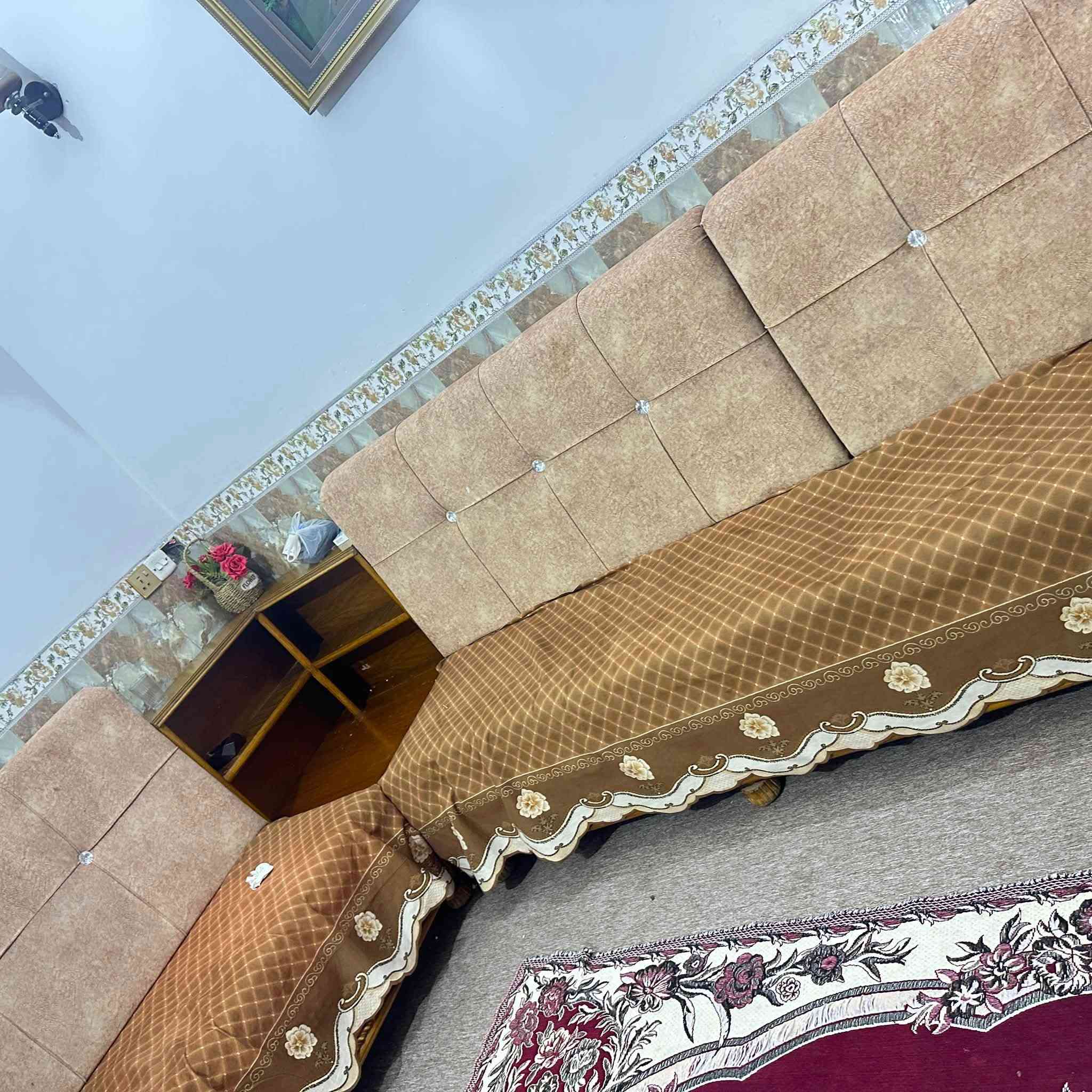 ديوان • عشر مقاعد • نضيف