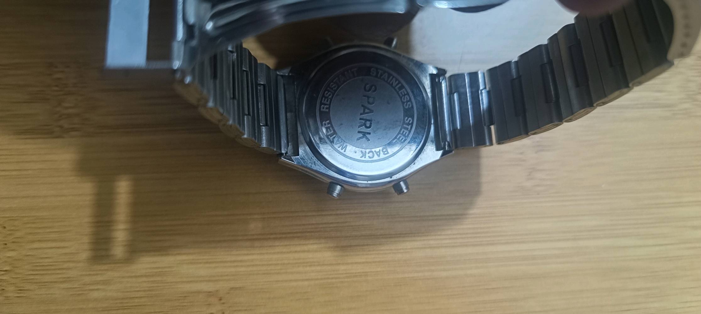 ساعة SPARK الريترو الأصلية  
​التصميم: نظام عرض مزدوج (Dual Time) يجمع بين الشاشة الرقمية العصرية وشاشة العقارب الكلاسيكية.  
​المتانة: هيكل وسوار كامل من الستانلس ستيل المقاوم للصدأ مع غطاء خلفي مقاوم للماء.  
​الحالة: نظيفة، أنيقة جداً على اليد، وتلفت الأنظار لمحبي التميز والفخامة الكلاسيكية.
​💵 السعر: [50 شامل التوصيل]
📞 للتواصل واتس: [‏‪***********‬‏]