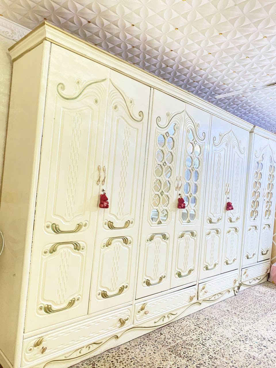السلام عليكم غرفة للبيع نجارة تصميم تركي استعمال قليل بعدها جديدة
تتكون من 13 قطعه وكنتورها جبير 
ونفس الصور
السعر 850 وبيها مجال للاستفسار خاص 
او الاتصال ع الأرقام 
كورك ***********
آسيا ***********
