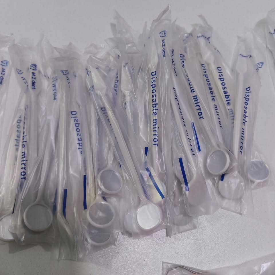 للبيع  مجموعة مواد وأدوات أسنان 🦷 

مجموعة مواد وأدوات أسنان للبيع، مناسبة لطلبة طب الأسنان والتدريب العملي والدكاترة، أغلب المواد جديدة وغير مفتوحة، والمستعمل موضح أدناه:

 Strong 90 Micromotor — جديد، غير مفتوح
 LED Rainbow Curing Light — جديد، غير مفتوح
 Dental Loupes 3.5× — جديدة، غير مفتوحة
 Light Cure Composite — ينتهي 9/2026
 30 قطعة Disposable towzer
 30 قطعة Disposable Probe
 Cotton Rolls
 21 قطعة Disposable Mirror
 كاون معقم
 check Retractor عدد 3 — استعمال بسيط
 Fan Mirror للتصوير — استعمال بسيط
 sucker — مستخدم، متبقي تقريبًا النصف
 Wax  عدد 2
 Turbine Oil — استعمال قليل جدًا
 Gutta-Percha — منتهية الصلاحية، للتدريب فقط
  pluger File + K-File
 Phantom Teeth عدد 3 — جديدة
 Face Shield مع 9 قطع تبديل — مستعملة، والرأس بيه كسر بسيط وتم إصلاحه
 tray pros 2 
بيرات بولش كمبوزت اغلب العلبة جديدة

البيع كامل المجموعة سعرها 160 الف ( غير قابل للتفاوض ⚔️)
خدمة توصيل 🚚 لجميع المناطق بسعر 5 الف خلال يوم او يومين 
للمهتمين التواصل ***********
