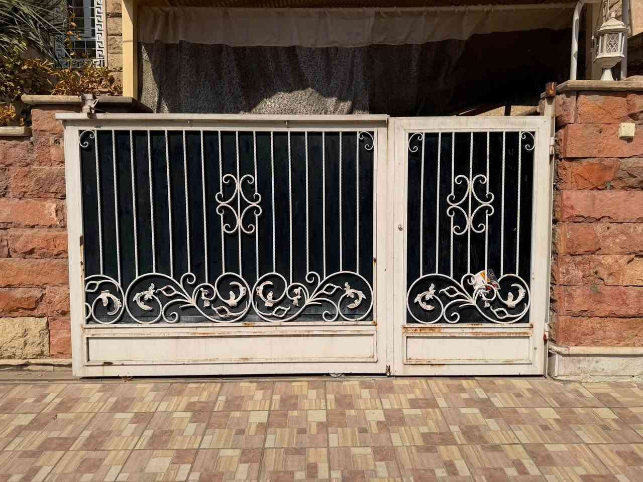 السلام عليكم
اخوان شبابيك  جدد الله شاهد المنيوم اصلي مظلل وعازل 
قياسات مختلفه مال بيتي 
وابواب خشب اصلية 
ومرجوحة وابواب حديد وقمرية 

المكان زيونة 
***********
