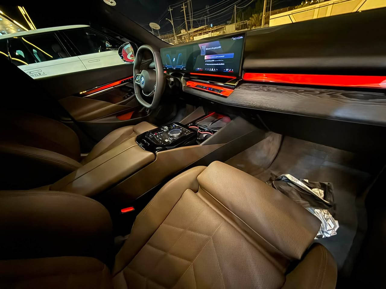 🔥 للبيع BMW i5 eDrive40 موديل 2026 🔥
🚘 الموديل: 2026
⚡ الفئة: i5 eDrive40 كهرباء
📍 وارد أمريكي
📊 الممشى: حوالي 2,000 كم
📷 كامرات وحساسات
✨ السيارة نظيفة ومرتبة جداً
🔑 مفتاحين
🛠️ تم تبديل الدعامية الخلفية

السيارة مواصفاتها حلوة جداً ومناسبة للي يريد BMW كهرباء موديل حديث وبممشى قليل.

📍 الموقع: [بغداد]
📞 للاستفسار: [***********]

