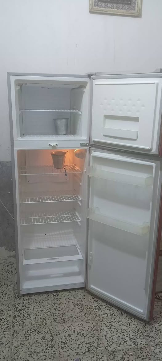 ثلاجة المتين 18 قدم فول تجميد مابية قطرت زنجار شرط الفحص ومكيف جبسون 2 طن اخو الكارتون قرص شركه تبريد ثلج للاستفسار***********/***********
