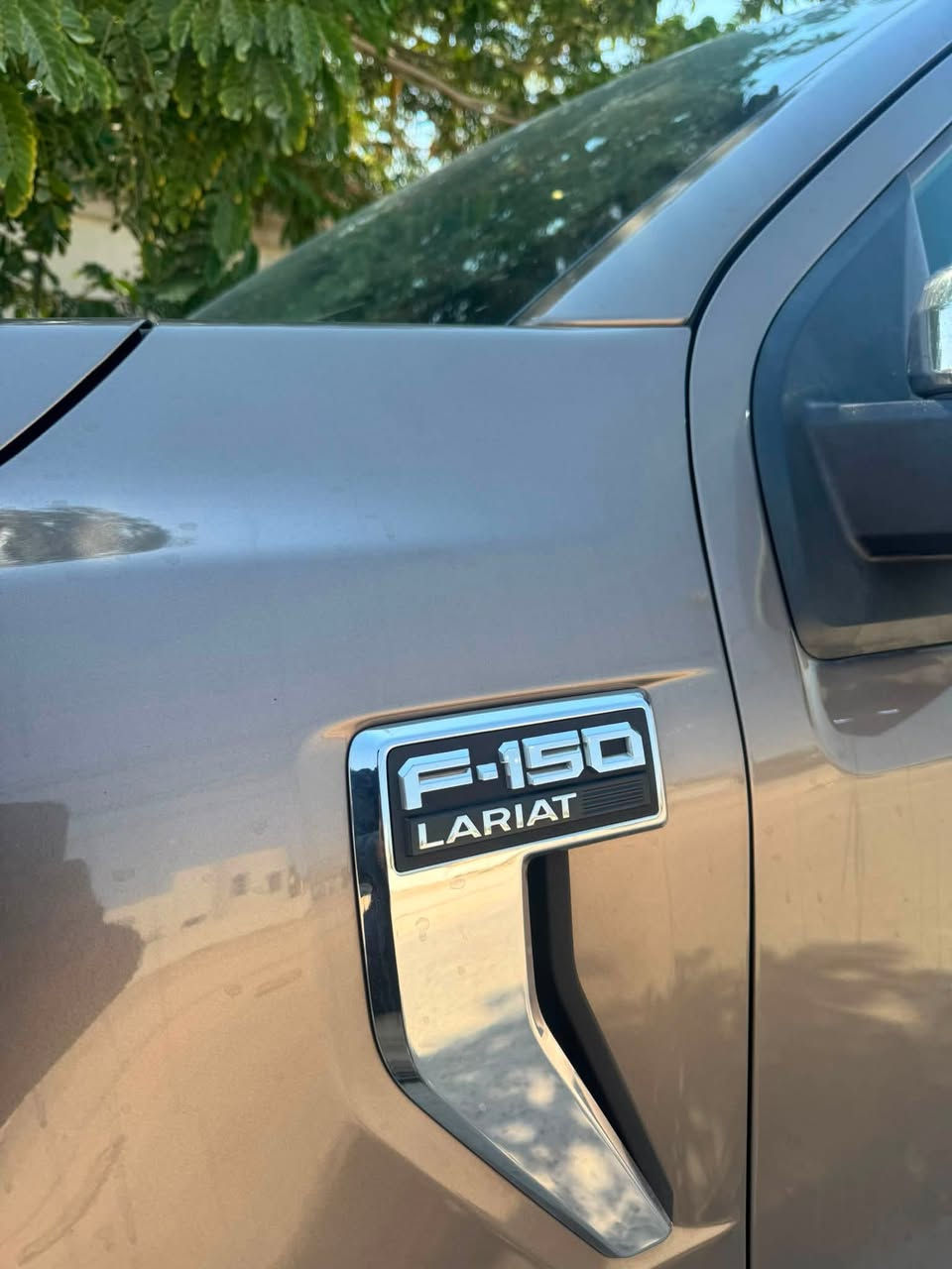 Ford F-150 Lariat PowerBoost Hybrid 2022 فورد اف ١٥٠ لاريات هايبرد فول مواصفات
مراوس ب لنكولن افيتور موديل حديث  

المواصفات:

* موديل: 2022
* الفئة: Lariat Full Option
* المحرك: 3.5L PowerBoost Hybrid Twin-Turbo EcoBoost V6
* ناقل حركة أوتوماتيك 10 سرعات
* نظام دفع رباعي (4×4)
* استهلاك وقود اقتصادي بفضل نظام الهايبرد
* جلد فاخر
* مقاعد كهربائية مع التدفئة والتبريد
* ذاكرة لمقعد السائق
* شاشة لمس كبيره
* عدادات رقمية 
* كار بلي Apple CarPlay وAndroid Auto
* كاميرات 360°
* حساسات أمامية وخلفية
* مثبت سرعة ذكي (Adaptive Cruise Control)
* نظام المحافظة على المسار
* نظام مراقبة النقطة العمياء (BLIS)
* تشغيل بصمة (Push Start)
* تشغيل عن بُعد (Remote Start)
* فتحة سقف بانورامية
* إضاءة LED أمامية وخلفية
* مرايا كهربائية قابلة للطي مع القفل
* باب خلفي كهربائي (Power Tailgate)
* نظام اختيار أنماط القيادة
* تكييف أوتوماتيكي ثنائي المناطق
* نظام صوت Bang & Olufsen
* مخارج كهرباء داخلية وخارجيةPro Power Onboard.

رقم الشاصي: 1FTFW1ED8NFA50272
صور الحادث مرفقه وممكن مراجعة تفاصيل الحادث من خلال رقم الشاصي

عداد المسافه 116 الف ميل

***********
