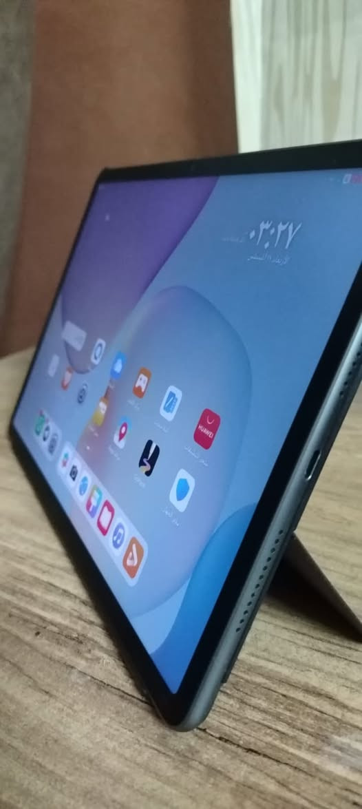 ***********
السعر (( 250.000 الف ))

مواصفات جهاز HUAWEI MatePad 11.5:  
التصميم والشاشة  
 الشاشة: مقاس 11.5 بوصة من نوع TFT LCD (IPS).  
 الدقة: 2200 × 1440 بكسل (أو 2456 × 1600 في الإصدارات الأحدث)، بنسبة أبعاد 3:2 المناسبة للإنتاجية وقراءة المستندات.  
 معدل التحديث: 120 هرتز لسلاسة عالية.  
 التصميم: هيكل معدني متين وخفيف للغاية بسُمك حوالي 6.85 ملم ووزن يقارب 499 غراماً.  
 إصدار PaperMatte: يتوفر منه خيار بشاشة مطفية لمقاومة الانعكاسات وإعطاء ملمس مشابه للورق أثناء الكتابة والرسم.  
الأداء والعتاد  
 المعالج: معالج Qualcomm Snapdragon 7 Gen 1 (بدقة تصنيع 4 نانومتر) للإصدار القياسي.  
 الذاكرة العشوائية (RAM): 6 أو 8 جيجابايت.  
 سعة التخزين: 128 أو 256 جيجابايت (لا يدعم كارت ذاكرة خارجي).  
 نظام التشغيل: HarmonyOS (لا يدعم خدمات Google Play بشكل مسبق، ويعتمد على متجر AppGallery وخدمات HMS).  
الكاميرات والصوت  
 الكاميرا الخلفية: 13 ميجابكسل مع تركيز تلقائي وتصوير فيديو FHD.  
 الكاميرا الأمامية: 8 ميجابكسل بزاوية عريضة (105 درجة) مزودة بميزة FollowCam لإبقائك في منتصف الإطار أثناء مكالمات الفيديو.  
 الصوت: 4 مكبرات صوت خارجية تعمل بتقنية HUAWEI Histen لتقديم صوت محيطي ونقي.  
البطارية والاتصال  
 البطارية: سعة 7700 مللي أمبير تدعم تشغيل الفيديو حتى 10.5 ساعة متواصلة.  
 الشحن: يدعم الشحن السريع بقوة 22.5 واط عبر منفذ USB Type-C.  
 الاتصال: يدعم Wi-Fi 6 والبلوتوث 5.2.  
 الملحقات المدعومة: يدعم القلم الذكي (HUAWEI M-Pencil) ولوحة المفاتيح المغناطيسية (Smart Keyboard).
