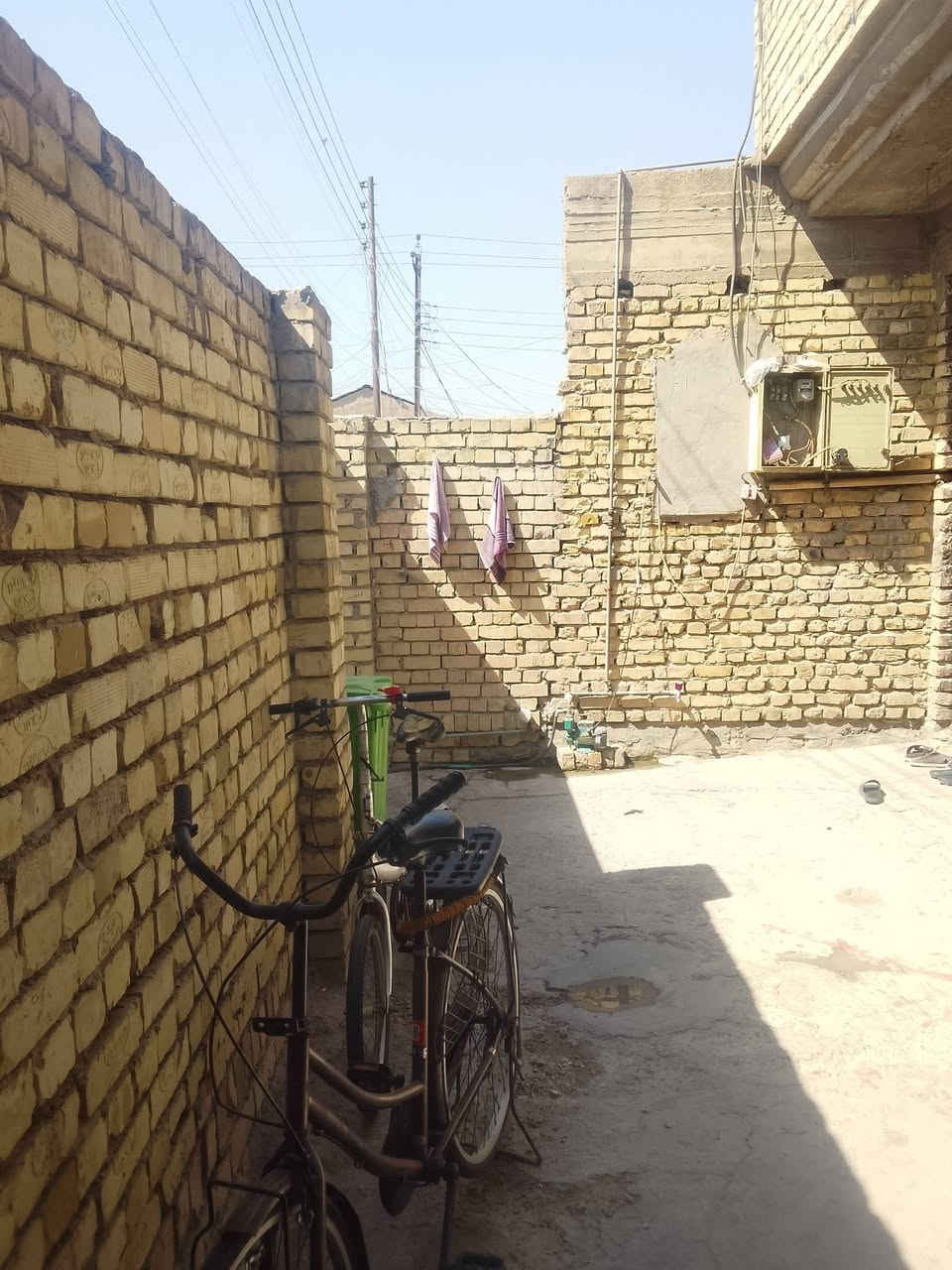 بيت للبيع طابو صرف 🏫
مساحه 150 متر 

متكون من طابقين 
طابق الاول 
غرفتين نوم  و صاله و حمام و منور داخل الحمام
و صاله و منور 2
الاستقبال و مطبخ 

طابق الثاني 
غرفتين نوم و حمام و صاله 

الاستفسار خاص 

بغداد جسر ديالى القديم نهايه شارع المصرف 

واتساب ***********
