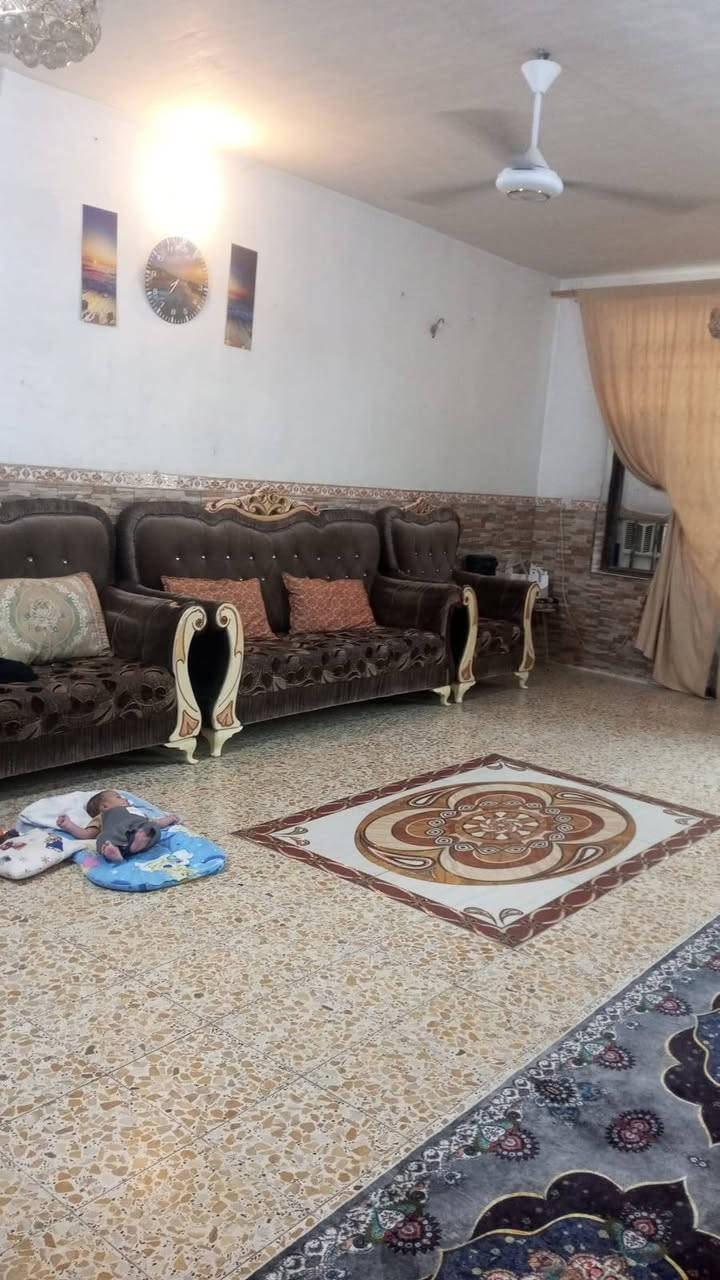 بيت.٢٠٠البيع متر يحتوي طابق ونص الأول ستقبال و٣نوم مطبخ وحمام داخلي وخارج طابق ثاني ٢نوم حمام سويت سعر ١١٠ اللستفسار التصال ***********
