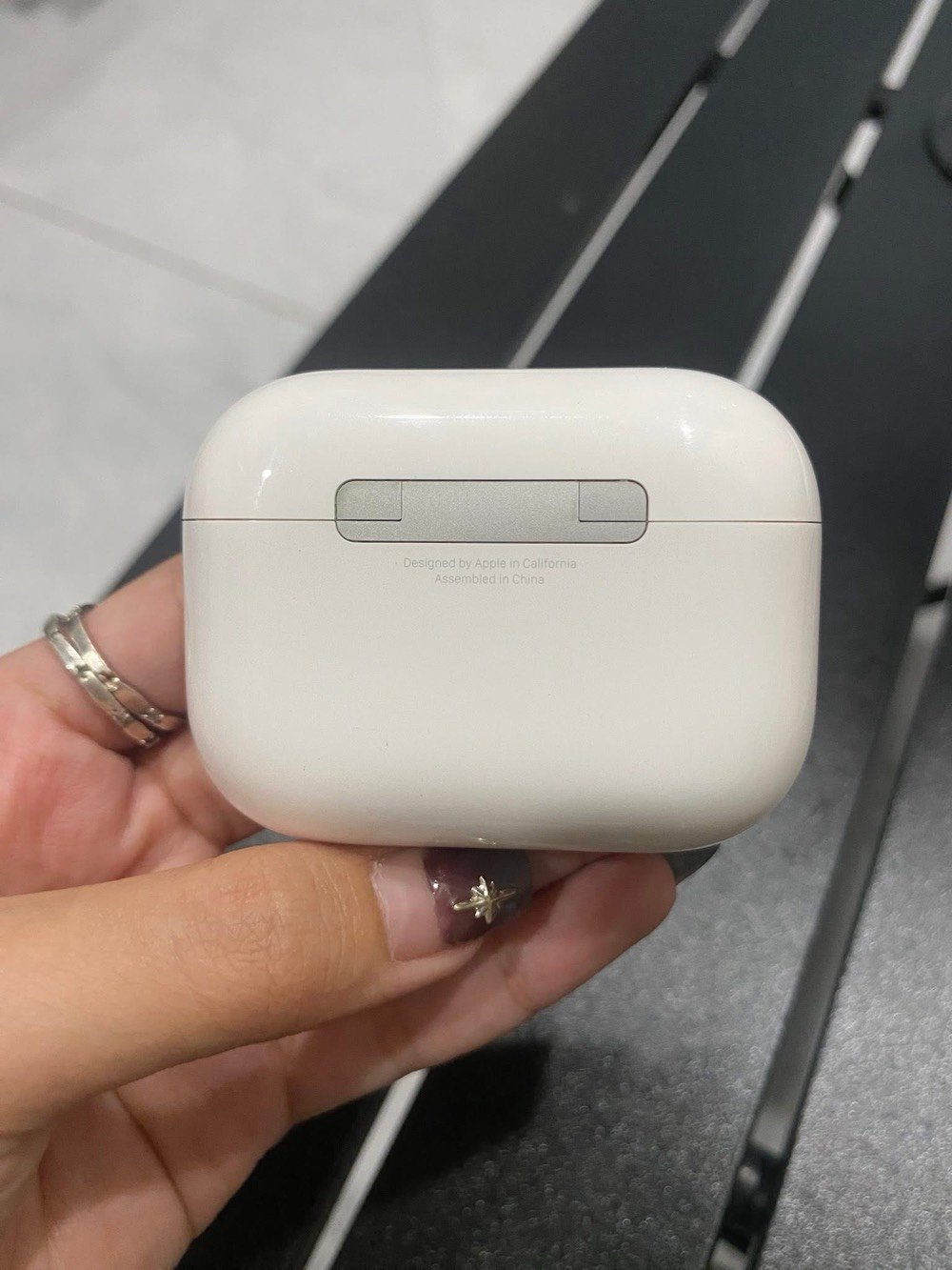 Air pods 3 pro 
الجيل سابع 
احدث اصدار 
باله أمريكي اصلي 
يدعم عزل صوت 
يدعم تحديد موقع 
يدعم خاصية ترجمة 
يدعم قياس نبضات قلب 
الفحص امام مندوب وقبل دفع 
السعر فقط 30 الف 
الملحقات 
كيبل شحن كتان قطني الأصلي 
حافظة هدية