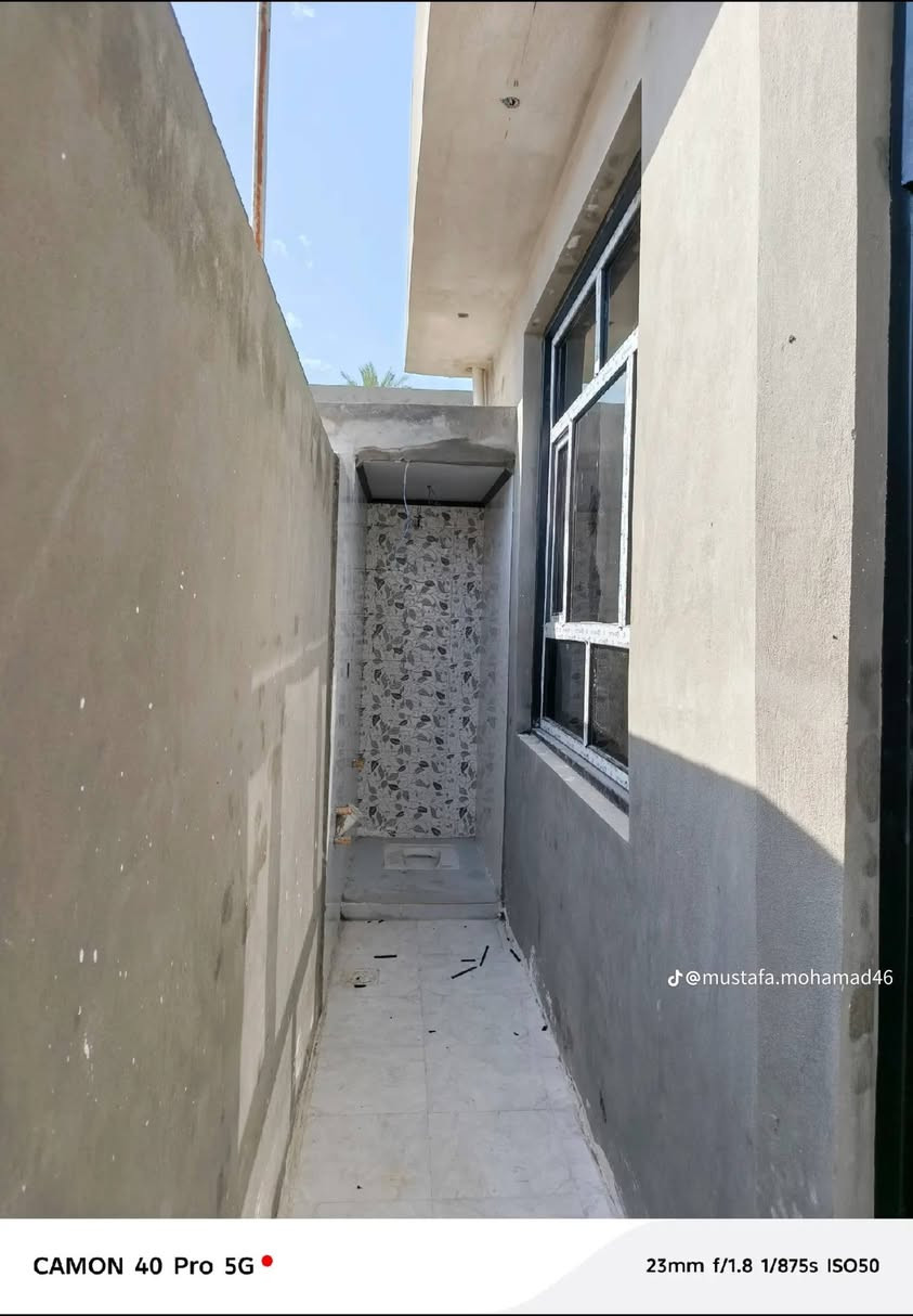 السلام عليكم ورحمة الله وبركاته 

دار للبيع المساحه ١٠٠ متر ١٠/١٠

طابو زراعي سند ٢٥ تحويل مباشر 
يتكون 
غرفة نوم ،استقبال ،مطبخ 
كلدور،مجمع صحيات عدد٣ 

العنوان ،حله / الشارع الرابط بين شارع ٨٠ وشارع ١٠٠ 

مقابل الملعب الخماسي 

الاستفسار : ***********
