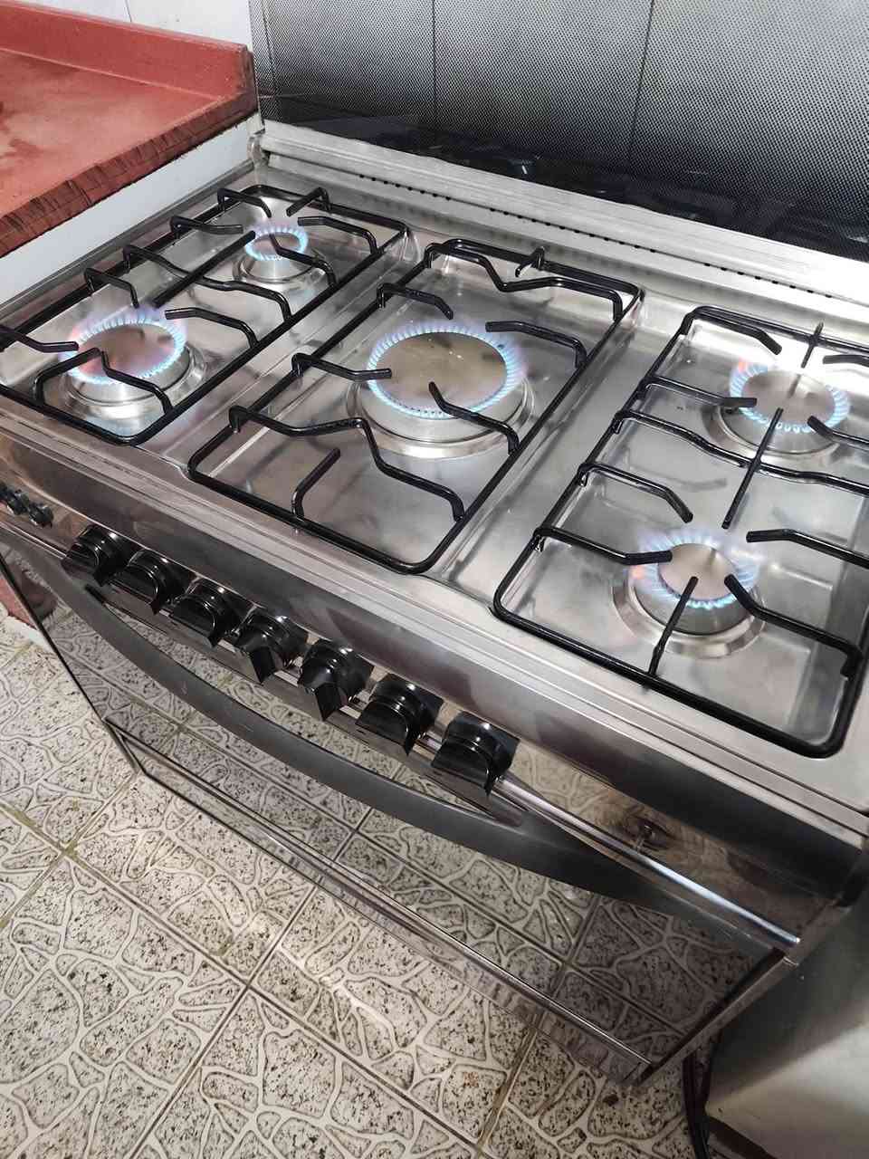 طباخ يونفرسل مصري كامل نظيف سعرة ٢٤٠ وبي مجال مكان الدورة ابو دشير  واكو توصيل ب كروة***********
