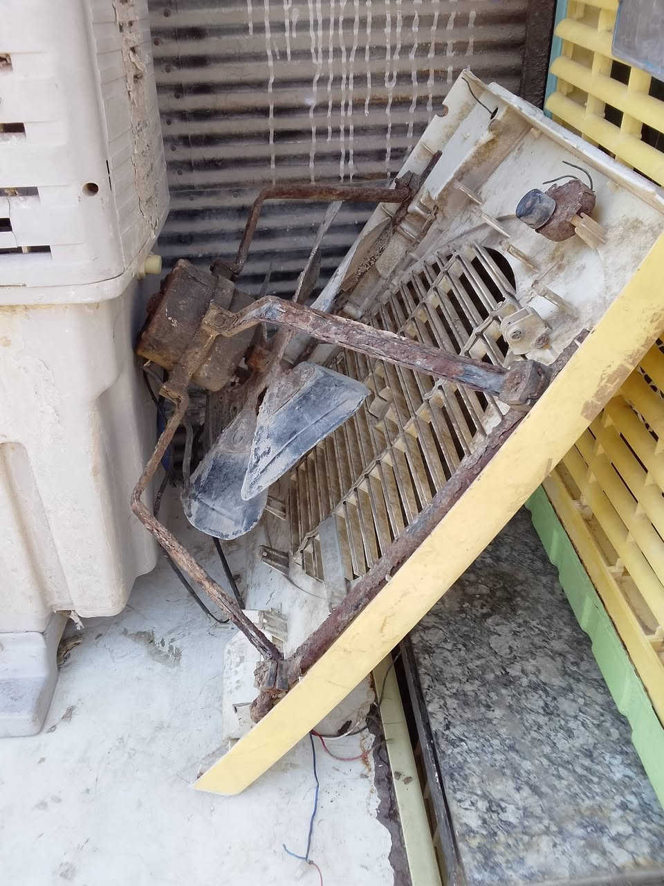 اغلاف مجمده نضيف 
والمبرادات مابيهن مطورات 
مطور مل مبراد يصير بنكه قوي ثلاث سعر سعر مناسب.

