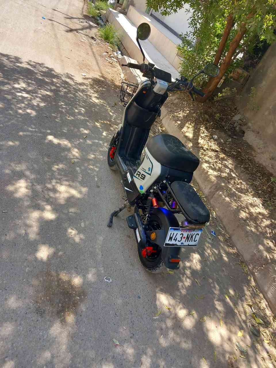 دراجه ار٩ دراجه كاملة اي نقص مابيها بطاريات اصغار سعر ٣٠٠ وبيها مجال قليل بعقوبه مجسر المفرق هاتف ***********
