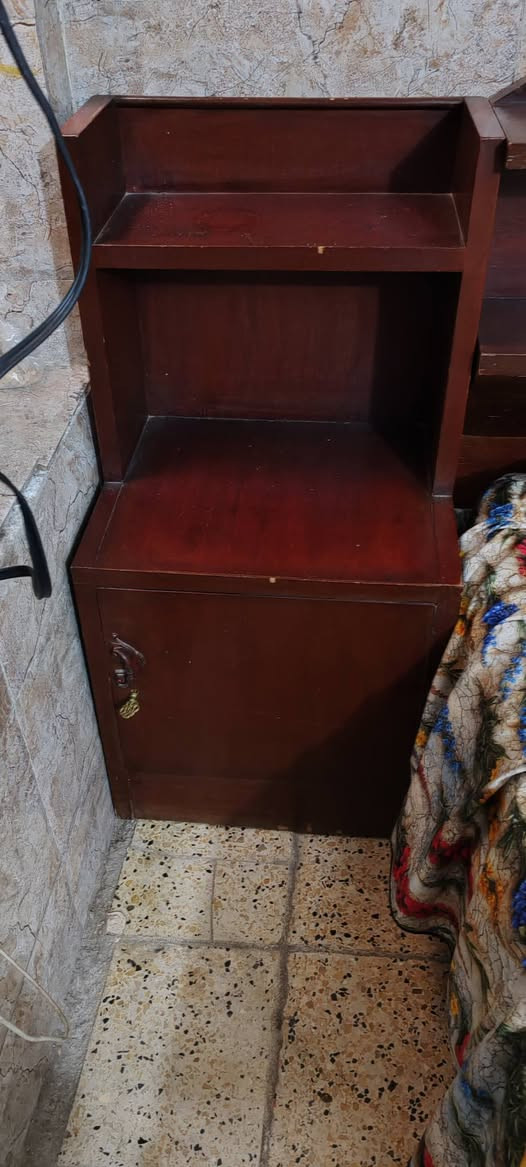 السلام عليكم اغراض منزل للبيع ميز جربايه عدد 2 وميز بلازه وزاويه ونزله عرس ونزله ثانيه وصوبه كهربائيه شغاله وتيبلام عدد 2 شغالات وساعه ستزن ياباني شغاله والطباخ شغال 3 عيون رايدهن ب 250 وبيهن مجال وهذا رقمي *********** مكان ام الكبر والغزلان
