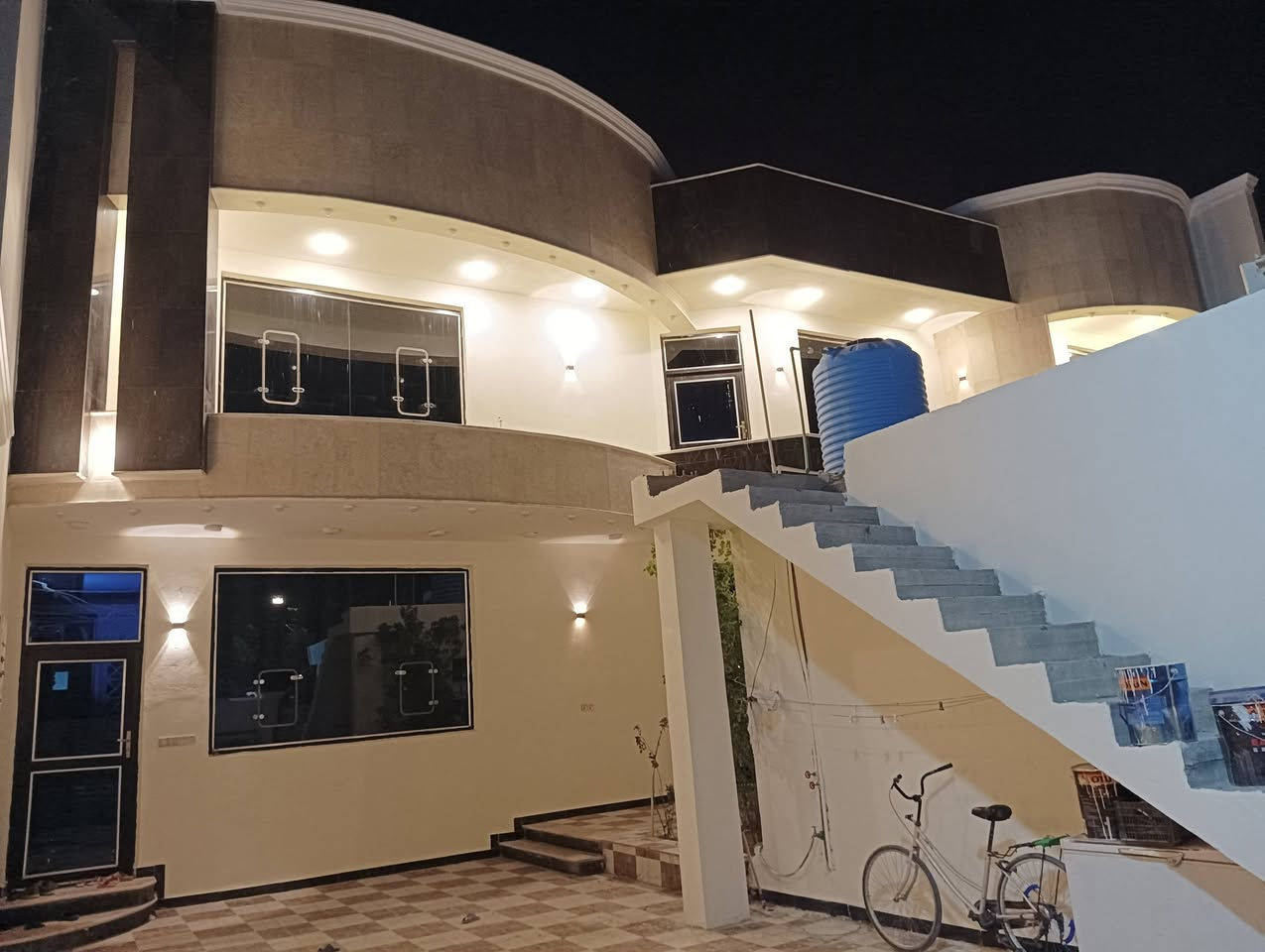السلام عليكم
بيت للبيع تجاري بسعر سكني طابو صرف بناء حديث ٢٠٢٢ حي الامام بحي الضباط سنتر بشارع الكابينات مساحته ٤٠٥م واجهة ١٨م نزال ٢٢٠٥م طابقين ويحتوي على ثلاث محلات تجارية مؤجرة ماعدا شقة غير كاملة
علماً أن جميع زجاج البيت ضد الكسر .عرض الشارع ٢٠م
الطابق الارضي/ غرفتين نوم وكلدور وصالة ومطبخ ومجمع صحيات داخلية وخارجية وكراج سيارات وحديقة
الطابق الثاني/ ثلاث غرف نوم وكلدور ومجمع صحيات 
للاستفسار/***********
