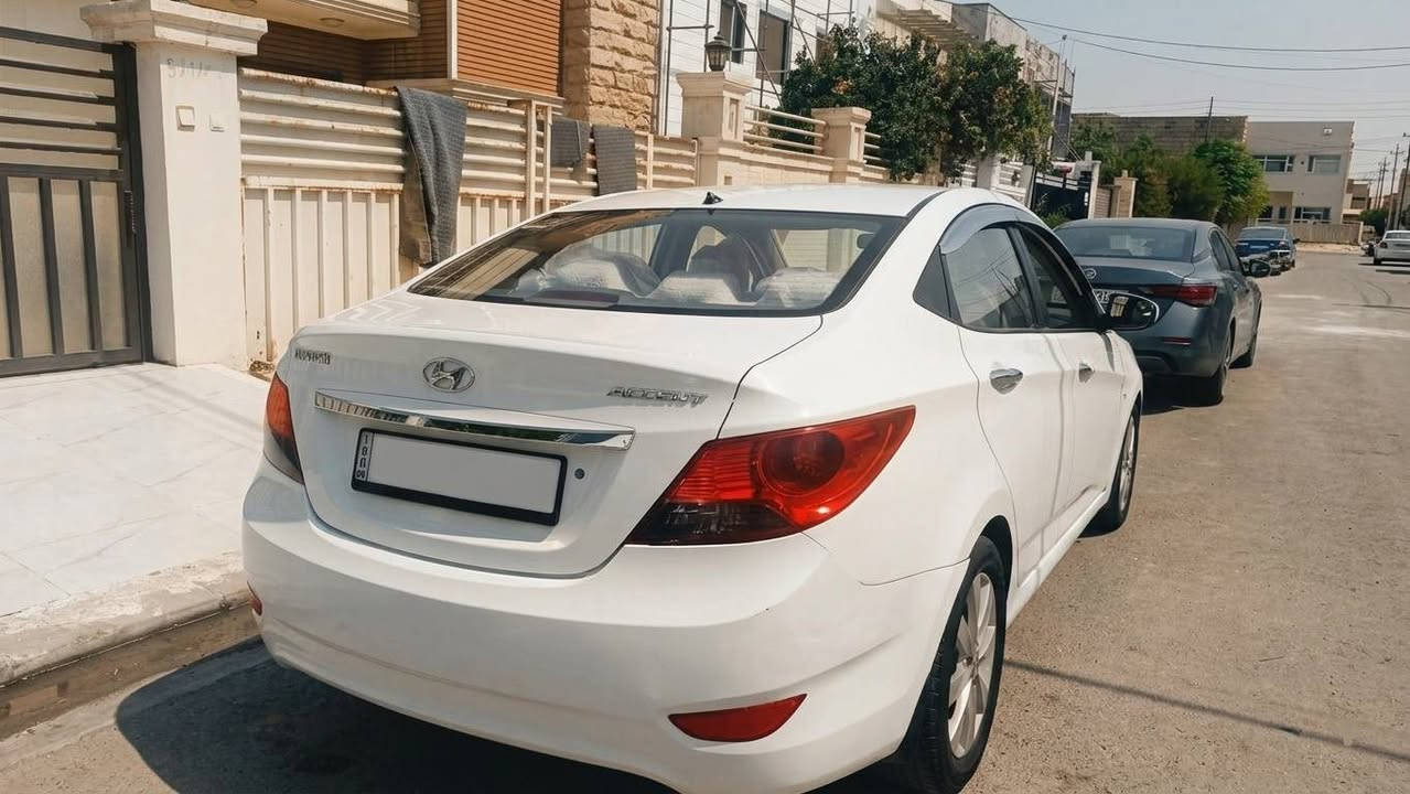 Hyundai Accent 2011
*********** 
هیوندای ئەکسێنت ۲۰۱۱
ئۆتۆمبێلێکی خاوێن و بێ کێشە يه
​مواسەفات فول مواسەفات
​ چوار پارچە بؤياغه
​مەکینە و گێڕ بە شەرت  زۆر خاوێن و بێ مه سروف 
​سوکان ڤۆلیۆم تەبردید زۆر بەهێز
​ ویل کەپ
​ سیستەمی دەنگی جۆری (AUX / USB)
​ سیستەمی ئیستۆپ ABS
​جام کارەبایی و ئاوێنە کارەبایی
***********
سعری ٨٨ و مجاليكى برايانه
سياره كه له هه وليره أربيل, العراق
