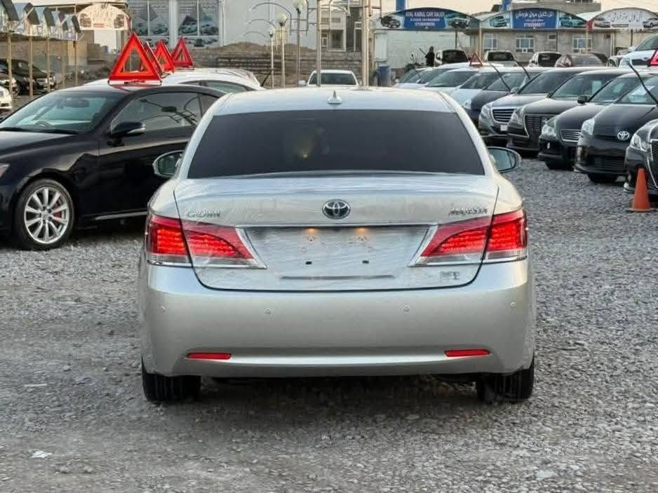 ماشااللە
تۆیۆتا کراون ماجێستا (Toyota Crown Majesta)S210
2018

​سیستەمی هایبرید Hybrid oil powar
تێکڕای هێزی بزوێنەر و ماتۆڕە کارەباییەکە نزیکەی 338 ئەسپە (343 PS).
لایپی پێشەوەی LEDی زیرەک (Adaptive LED headlights) و لایپی دواوەی تایبەت بە مۆدێلی ماجێستا.
کوشنی جڵدی کوالیتی بەرز لەگەڵ سیستەمی گەرمکردن و ساردکردن بۆ کوشنەکان.
دوو شاشە لە ناوەڕاستی دەشبۆرد (شاشەی زانیاری و شاشەی کۆنتڕۆڵی سیستەمی هەوا و ئۆدیۆ
ناوەوەی ئۆتۆمبێلەکە بە ئاستێکی زۆر بەرز لە دەنگ و ژاوەژاوی دەرەوە دابڕێنراوە
سەرجەم سەنسەرەکان: سەنسەری پێشەوە و دواوە لەگەڵ کامێرای دواوە و هەندێک جۆریان کامێرای 360 پلە.

کۆنتڕۆڵی خێرایی زیرەک (Adaptive Cruise Control
فووول فووول سەیارەکە ساخە
تەنانەت محەوەریش نیە
نەوەتازەکانی کراون لە خزمەتی کوردایە
شوێن جەمجەماڵ 
ڕەقەم ***********

نص مكتوب في الصور:
- ***********790001948