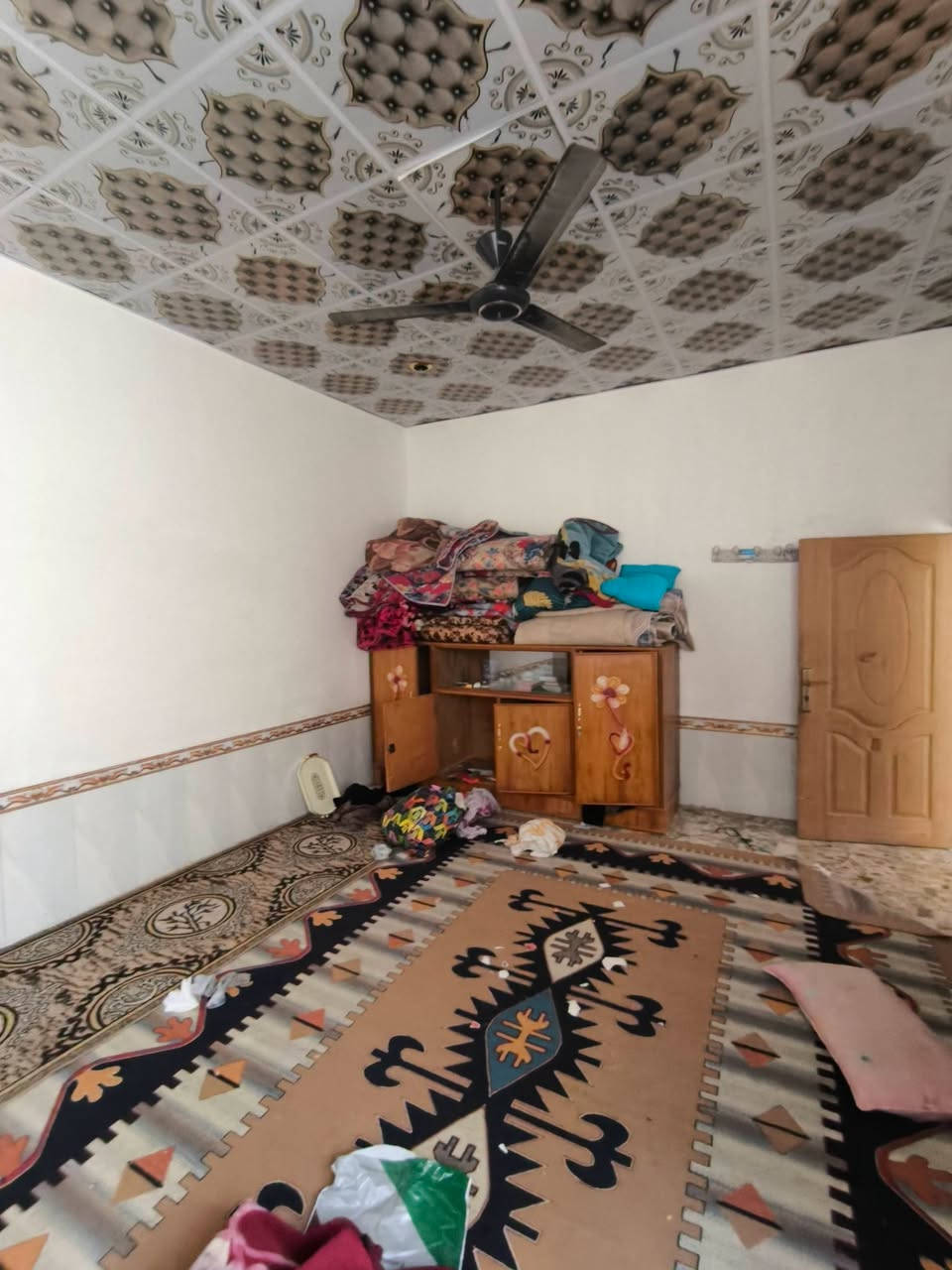 دار للأجار مساحه 100 متر نضيف 
يحتوي على غرفه وصاله ومطبخ واستقبال مغاسل داخليه و خارجيه 
تانكي وسخان وخط مولده وخط وطني جيب غراضك وكعد 
الموقع الكوفه البراكيه شارع المطار القديم مقابيل صيدليه صفاء عبد الرضا 
سعر الاجار 175قفل لكل شهر 
للتواصل الاتصال على الرقم *********** أو مراسلة الصفحه مكتب الياسري للعقار والمقاولات
