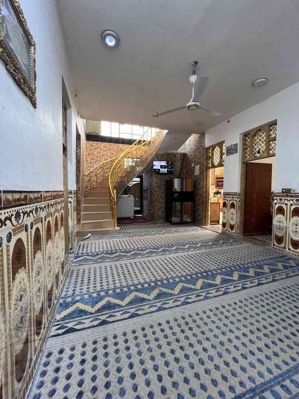 السلام عليكم بيت بناء حديث المساحه 200م يتكون من غرفتين نوم هول ستقبال مطبخ البيت كامل كله موقع حله منطقة الطهمازيه فرع مخبز المصطفى يبعد عن الشارع العام 400م متر السعر 115وبي مجال ***********2
