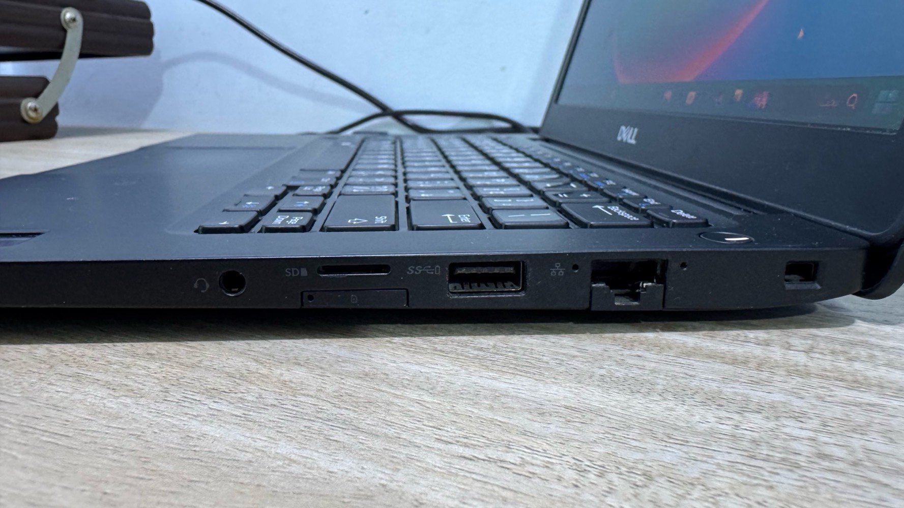 للبيع Dell Latitude 7290

المواصفات:

Intel Core i7-8650U — الجيل الثامن
RAM 8GB
SSD 256GB
Intel UHD Graphics 620
شاشة 12.5”
Windows 11
قارئ بصمة الاصبع Fingerprint 🔐
المنافذ :- 
منفذين USB 3.0 + USB-C
منفذ  type C
منفذ AUX
 HDMI 
 LAN
قارئ  SD
منفذين رام كبير وصغير 

الشاحن الاصلي موجود

📌 الحالة: مستخدم في البيت فقط واستعمال خفيف ونظيف جداً والجهاز قوي يعني يتحمل برامج تصميم هندسية وكذا وانا مجربه جداً ممتاز 
سبب البيع جنت ادرس عليه وهسا خلصت مااحتاجه 

💰 السعر: 320 وقابل للتفاوض

📍 البصرة
للجادين فقط