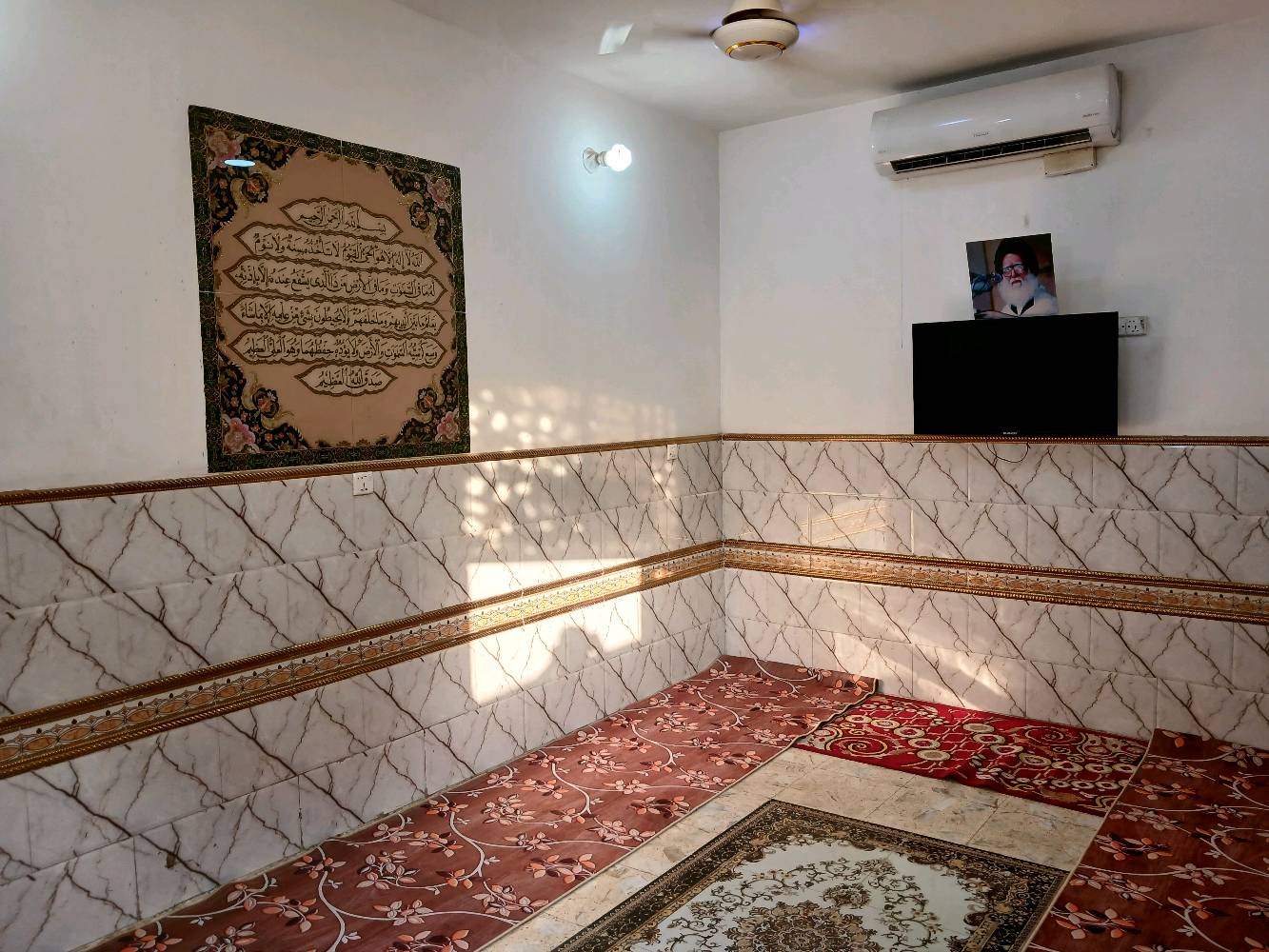 إعلان عن بيع منزل بموقع استثنائي
​تسرّنا دعوتكم للاطلاع على هذا المنزل المعروض للبيع بمواصفات متكاملة وموقع جغرافي لا يُعوض.
​تفاصيل العقار:
​المساحة الإجمالية: 150 متراً مربعاً.
​الموقع: يتميز العقار بوقوعه على فرعين استراتيجيين (شارعين رئيسيين/واجهتين مفتوحتين)، وهو ما يمنحه موقعاً مذهلاً ومميزاً للغاية لا يتكرر، يضمن استقلالية تامة، وسهولة فائقة في الوصول والدخول والخروج من أكثر من اتجاه، ويمنح العقار قيمة استثمارية وسكنية مضاعفة عن بقية العقارات المجاورة.
​المكونات والتقسيم الداخلي:
​غرف النوم: غرفتان بمساحات واسعة وكبيرة جداً.
​غرفة الاستقبال (المجلس): استقبال واسع ومستقل يناسب الضيافة والمناسبات.
​المطبخ والمرافق الملحقة: مطبخ رئيسي مع تـرَك.
​المرافق الصحية: حمامان منفصلان تماماً (حمام شرقي منفصل + حمام غربي منفصل).
​المنافع: منور داخلي.
​للتواصل والاستفسار:
​للحصول على تفاصيل السعر وترتيب موعد لمعاينة العقار، يرجى التواصل عبر:
​رقم الهاتف: ***********
​أشكركم جزيل الشكر على وقتكم واهتمامكم، ونسعد بتواصلكم معنا في أي وقت.