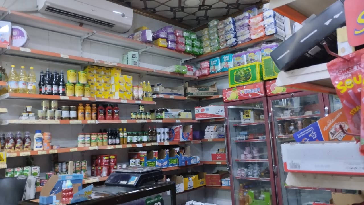 اسواق كاملة مع مستلزماتها للبيع 
العنوان حي الوحده سايدين الشارع العام 
مساحه كبيرة وواجهة بانقتين تشمل سبع عارضات + ثلاث مجمدات 
للاستفسار ***********
