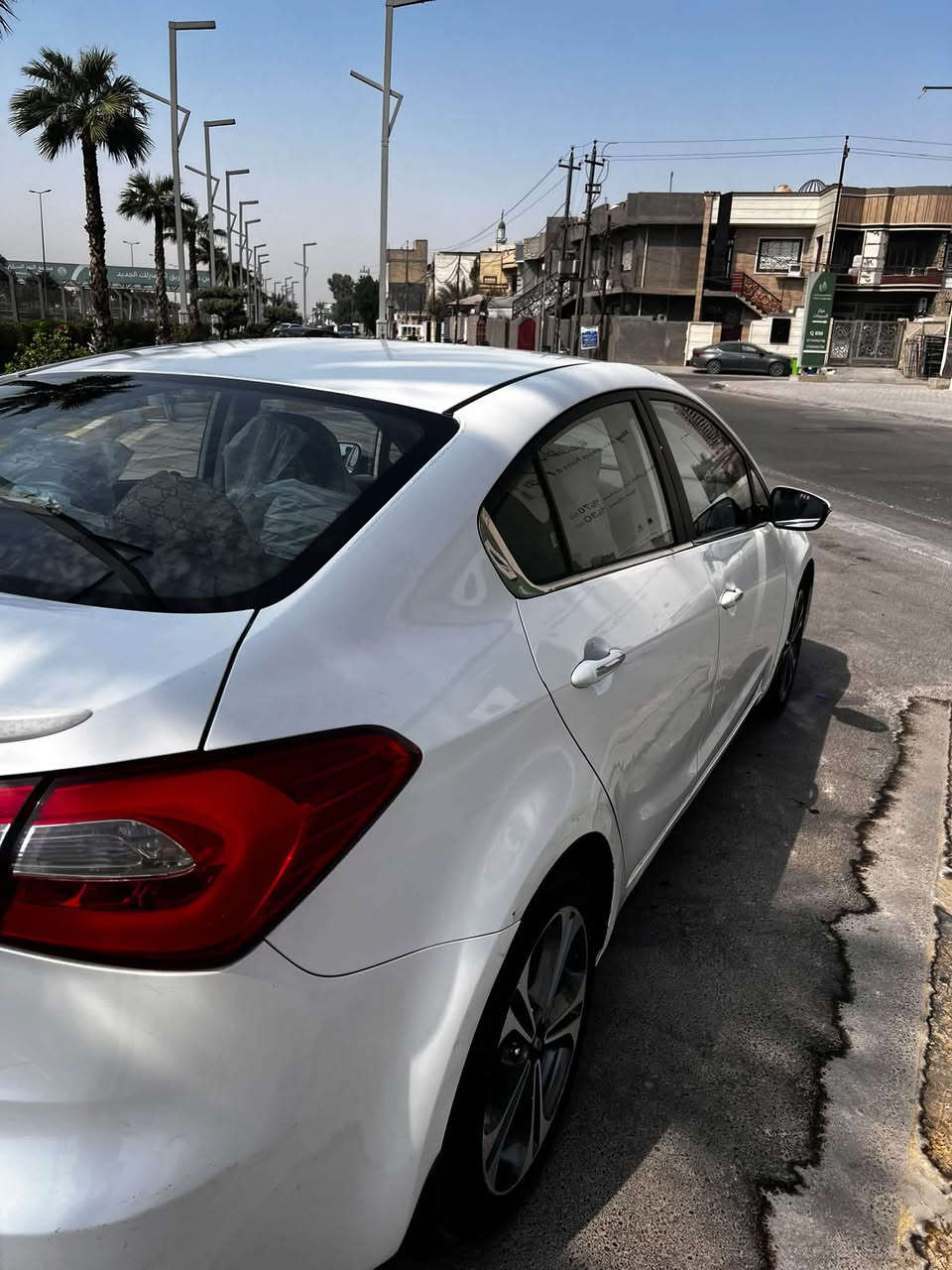 للبيع كيا سيراتو 14 خليجي لون ابيض رقم بغداد بأسمي  محرك 1600 دوش ويل كب 16 تبريد قطعتين اشارة بالمري السيارة مكفولة بدون صبغ بيها كم قطع بارد  السيارة كلش نظيفة وناعمة محتاج واريد ابيعها 
السعر :118 وبيها مجال 
 مكاني بغداد الغزالية 
***********
