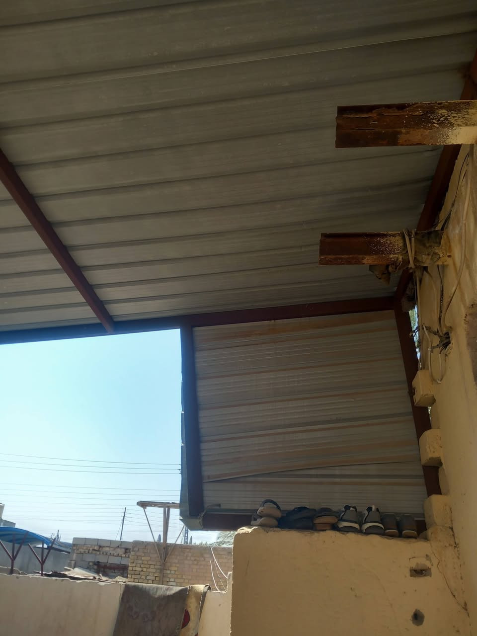 سلام عليكم سقيفه البيع طول ماله سبع مترات ولعرض ستمترات ***********
