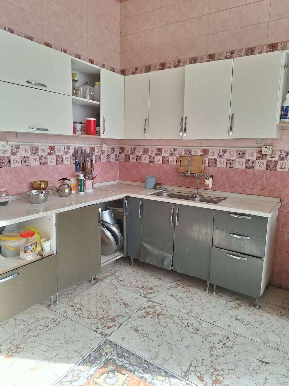 السلام عليكم كاونتر للبيع خشب اف ب السعر 350 وفي مجال قليل العنوان النجف حي النداء وهذا رقمي  *********** يرادلةترتيب بسيط بيبانة موجودات
