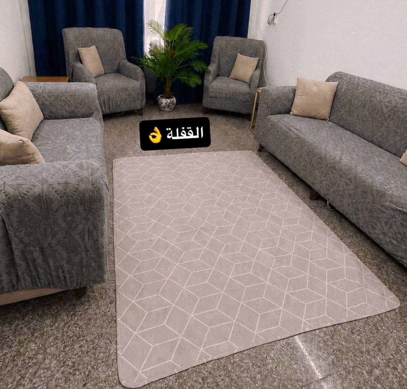 تخم ٧ مقاعد نظافة ٩٠ ٪؜ محتاج بس غسل مكاني بغداد دورة سعرة ٣٠٠ الف ويا دوشمة جديدة رصاصي 
***********

نص مكتوب في الصور:
- القفلة 👌