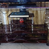 ميز بلازمه للبيع نضيف سعر40وبي مجال وطبلات وحده كبيره واربع صغار سعر 1...