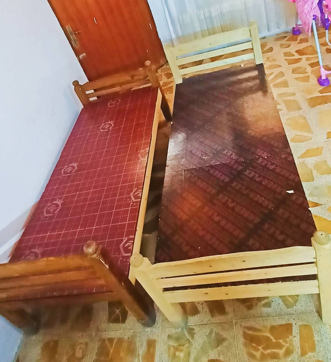 تخت نفر عدد 2
سعر الواحد 40 الف 
***********
