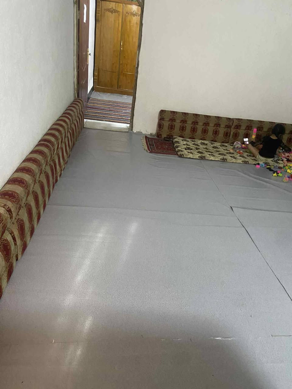 دار للبيع الساحة ١٠٠ متر
عنوانه البراكية نهاية شارع المعمل يحتوي على (غرفة+صاله+مطبخ +حمام داخلي+تواليت خارجي ) +(اسقبال واصل للسقف ) اساس البيت صب كونكرت مسلح والبناء بلوك درجة اولى والسقف عكادة شيلمان ثقيل ارضيه سيراميك .جاهز ماء كهرباء مجاري داخل البيت علما  البناء حديث وخدمات كامله كهرباء وماي وتبليط لباب البيت واصل علماًالبيت على من تبليط 
السعر 17 مليون وبي مجال للاستفسار ***********
