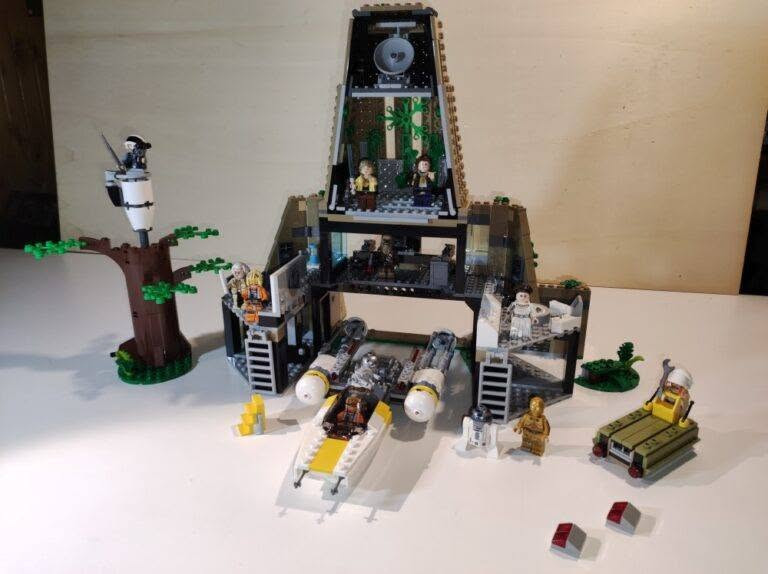 🚀 عـرض لـمـدة مـحـدودة.. والكمية خير من الله! 💥
🚀🔥 LEGO Star Wars – Yavin 4 Rebel Base

مجسم قاعدة Yavin 4 للمتمردين بتفاصيل سينمائية رائعة، مثالي لعشاق ستار وورز والتركيب والعرض 🧩🌌

▪️ 1,066 قطعة
▪️ 12 شخصية مصغرة منها لوك سكاي ووكر، هان سولو، الأميرة ليا، تشوباكا وR2-D2
▪️ مركبة Y-Wing قابلة للبناء مع قاذفات صواريخ
▪️ غرفة قيادة + برج مراقبة + منصة تتويج الأبطال
▪️ شجرة مع مدفع دفاعي 🌳
▪️ جديد تماماً، القطع مرقمة ومغلفة
▪️ كتالوج تعليمات مصور وواضح 📚

📏 القياسات بعد التركيب:
▫️ الطول: 49 سم
▫️ العرض: 20 سم
▫️ الارتفاع: 31 سم

💰 السعر: 25,000 دينار فقط 🔥
📞 للطلب والاستفسار: ***********

