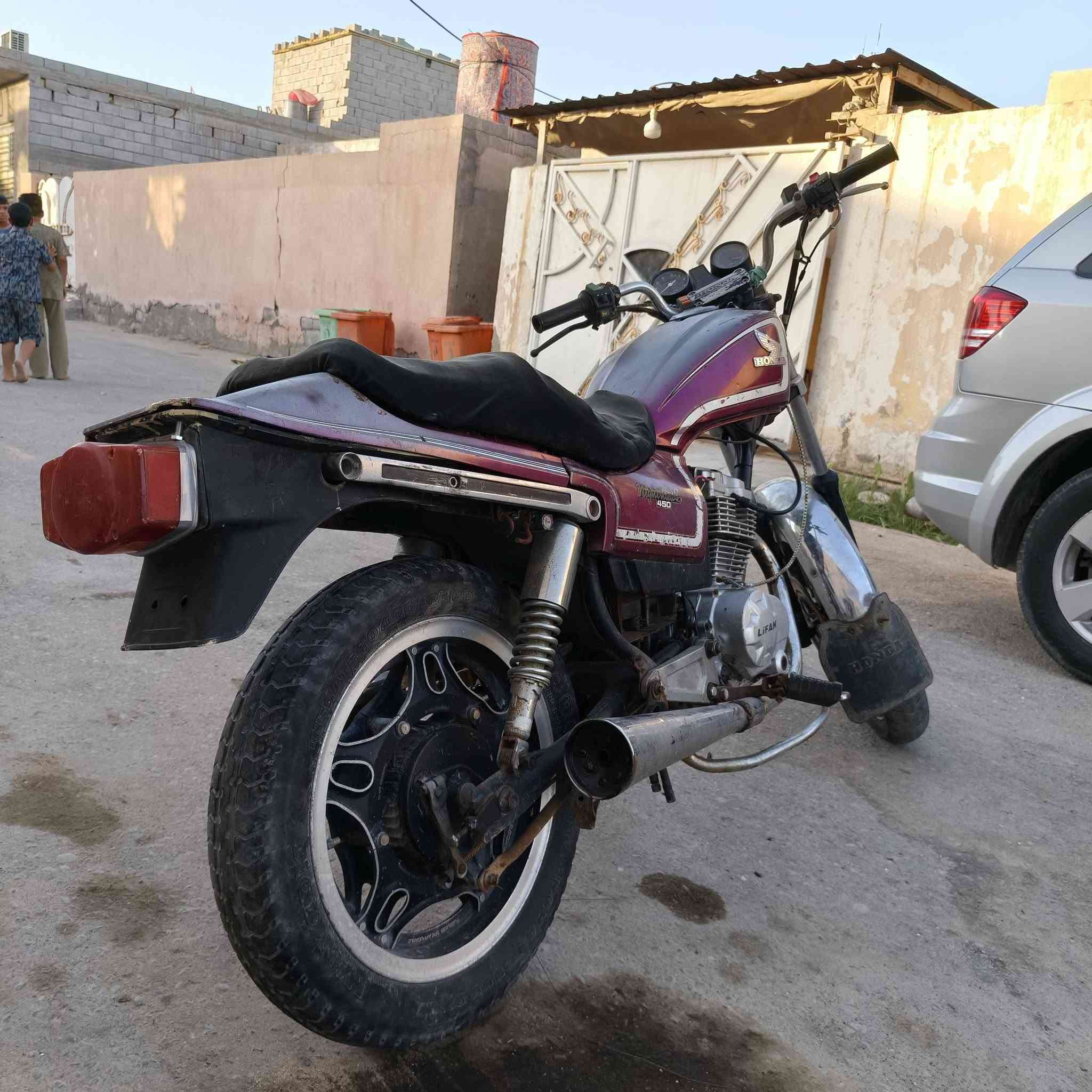 السلام عليكم
للبيع دراجه HONDA cb450cc 1982 

محمو تحوير درجوه أولا مكينه ليفان ٢٠٠ cc  وذا تحب مكينته البلاد موجوده ابيع  مكينه نضيفه دراجه  حلوه رزانه وسرعه فول بيه بس منفيس مابيه اوراق سعره٦٠٠  وبيه مجال مكاني بصره كرمت علي مراوس ترهم *********** رقمي
