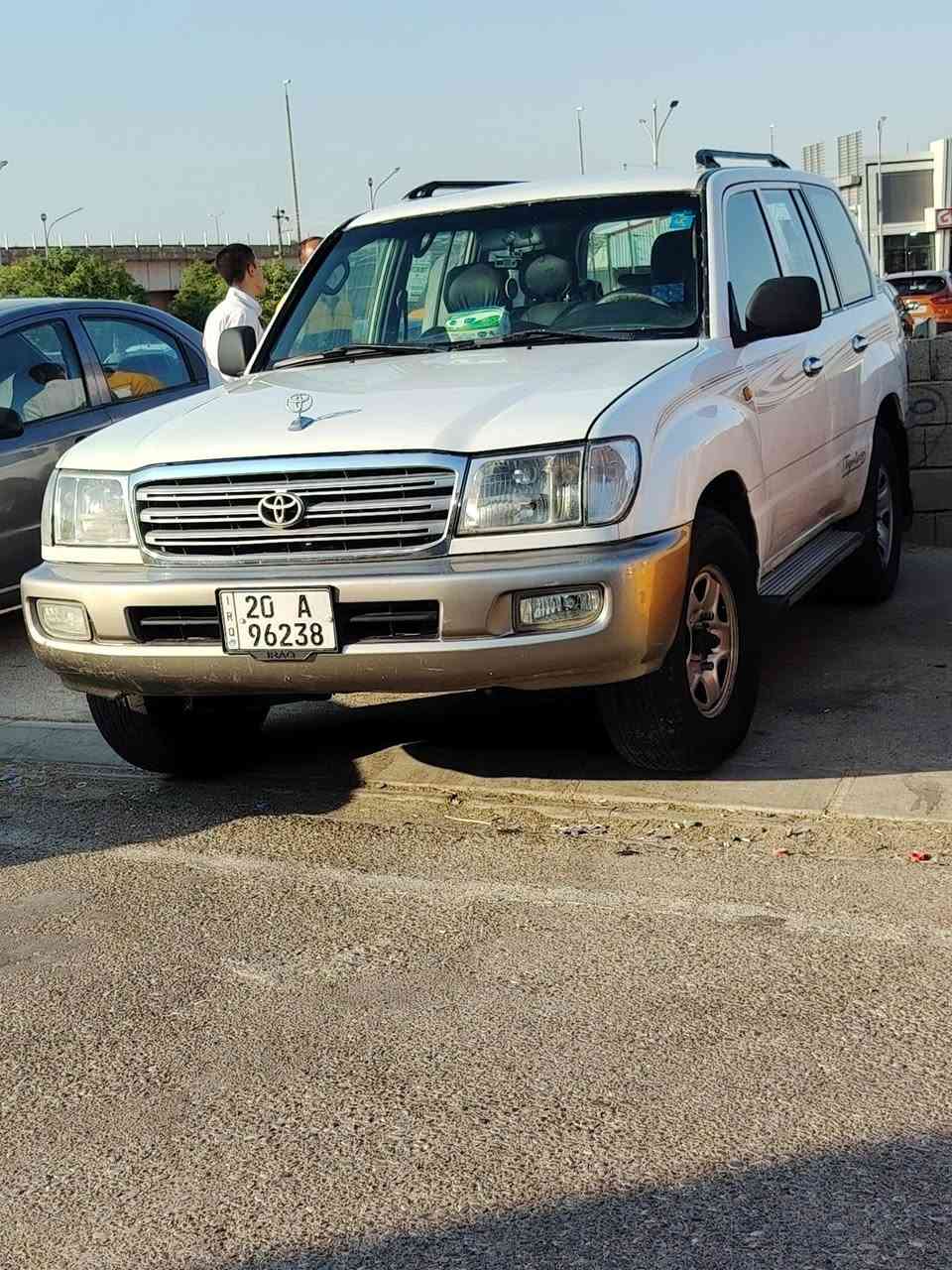 لاند كروز موديل ٢٠٠٤ فول عادي سلك كير محرك بالشرط تبريد شغال بيها صبغ قليل جدا بباب السايق والباب الي خلف السايق  تايرات ٤ جديدة  سنوية لغاية ٢٠٣١ رقم انكليزي للاستفسار الاتصال على الرقم ***********
