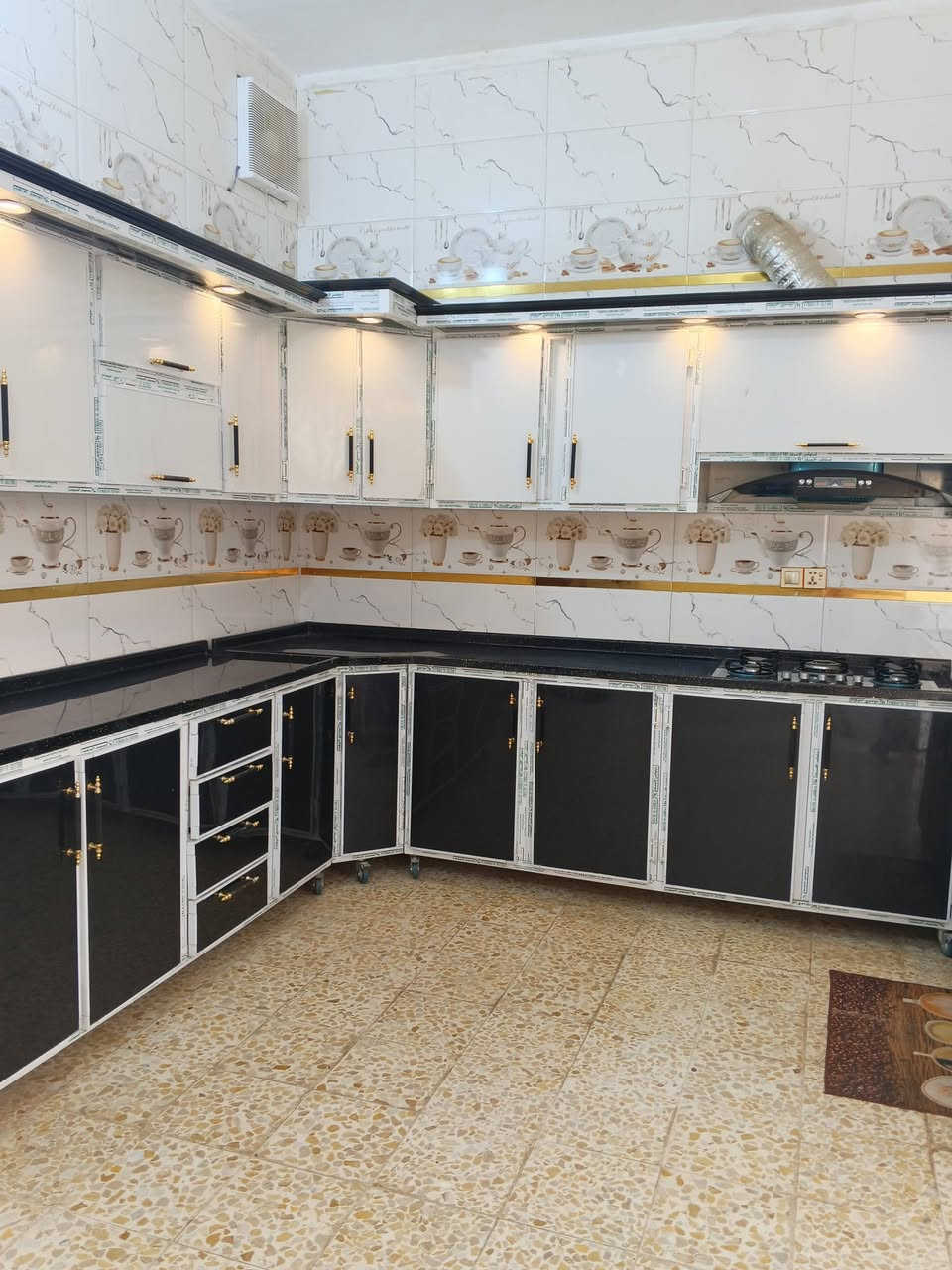 بيت للبيع حي الشهداء الثانيه طابو صرف حر مساحته 135متر +فضله متكون من غرفتين،صاله،براني،مطبخ،مجمع صحيات ،السعر خاص،رقم تلفون***********
