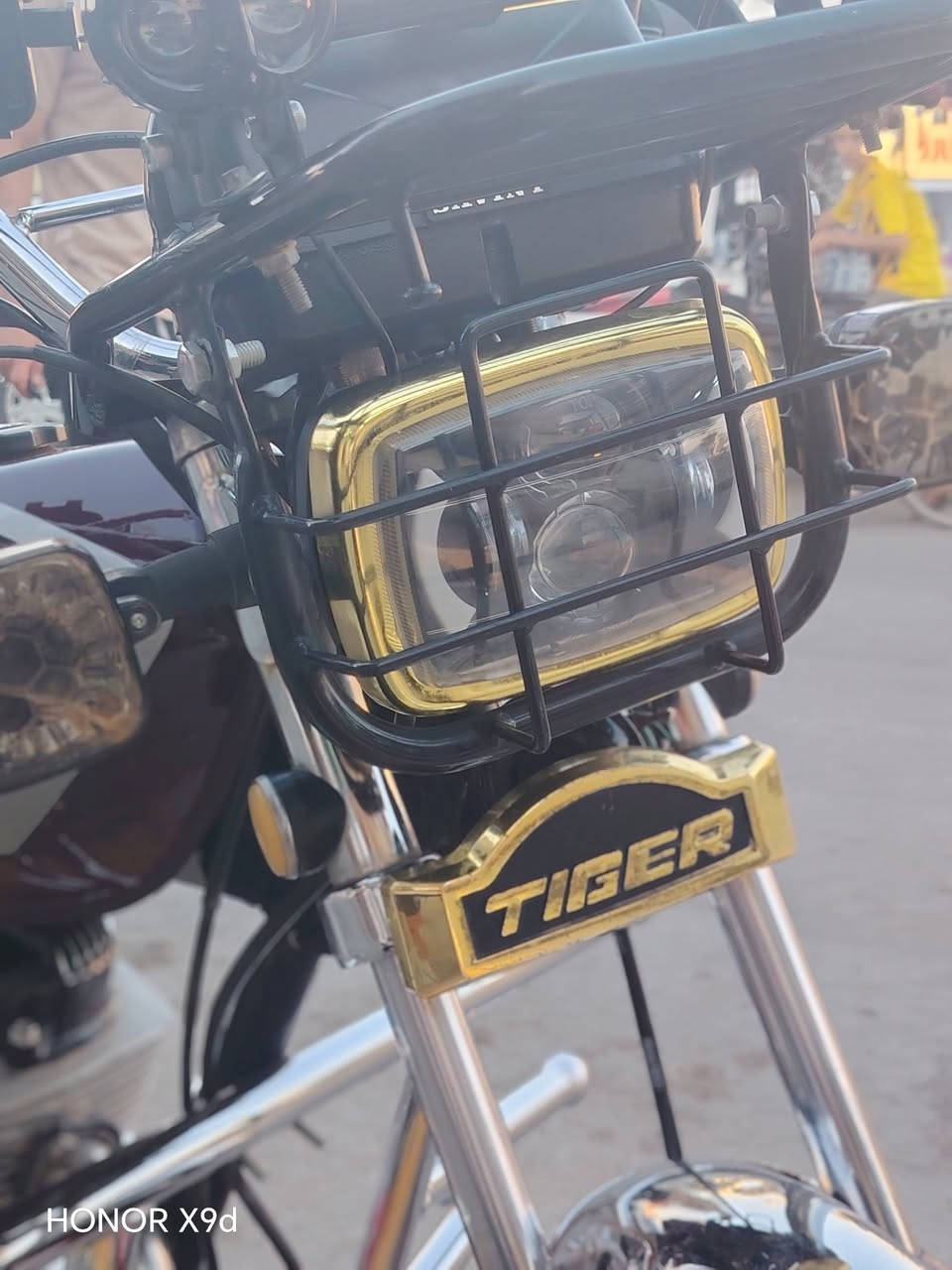 مكلف بنشر موديل20 فول نضافه معدل نشاط فول السعر 450  بي مجال شي قليل  *********** بيجي حي العصري

نص مكتوب في الصور:
- HONOR X9d