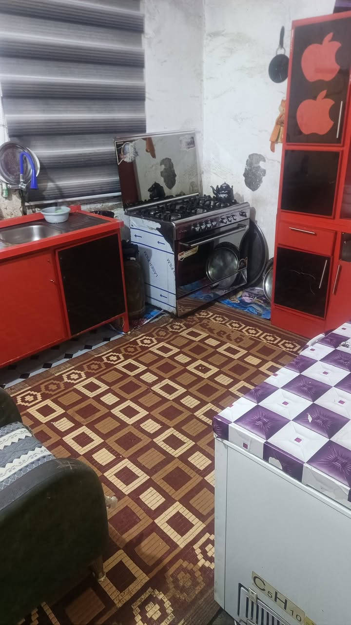 السلام عليكم بيت تجاوز في بغداد الكرخ مساحة 160متر يحتوي على طرمة جبيرة واستقبال وحولي وغرفة نوم وصحيات غربي وشرقي وغرفة نوم ثانية نقص سندويج وكهرباء وطني وسحب ومي خير من الله السعر 19 وبي مجال ***********
