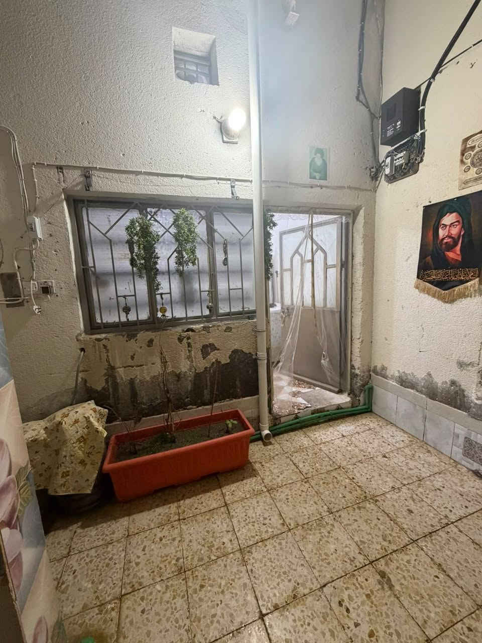 بيت للبيع م120 ال معالي  مكاتبه فقط
غرفتين وصاله وبراني وصحيات وحمام ومطبخ وطارمه بناء بلوك الشمال+ عكاده بيت حلو ونضيف
سعر 33 وبيه محال حك جيه
هـ***********
