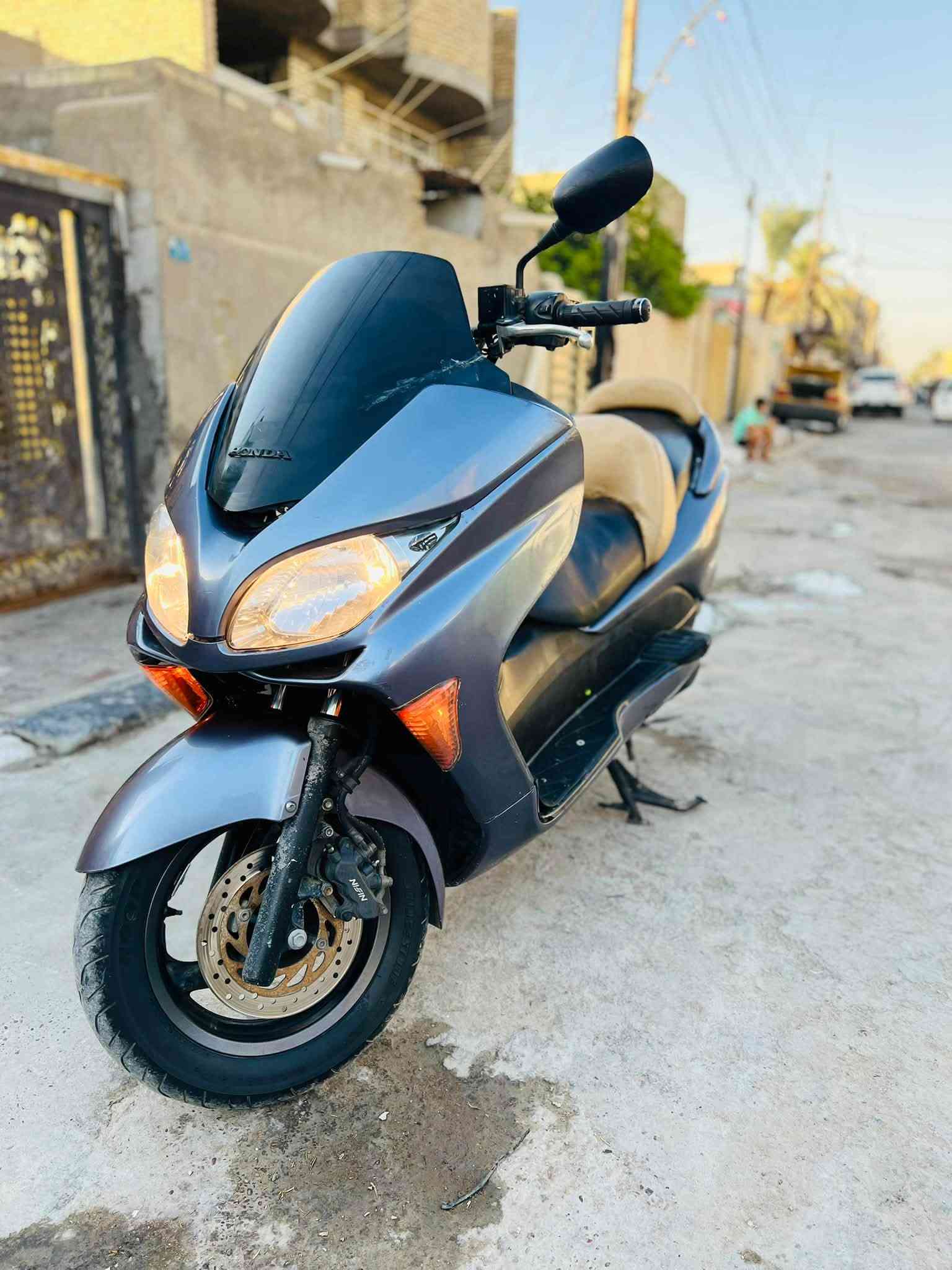 سلام عليكم بصمة 08للبيع دراجة جاهزة كل نقص مبيها  شرط احلى من الصور كهربائيات كلها شغالة مكينة خرسة بطناش  تخم تاير جديد اوراق كاملة السعر 850الف مكان بغداد العبيدي الرقم ***********
