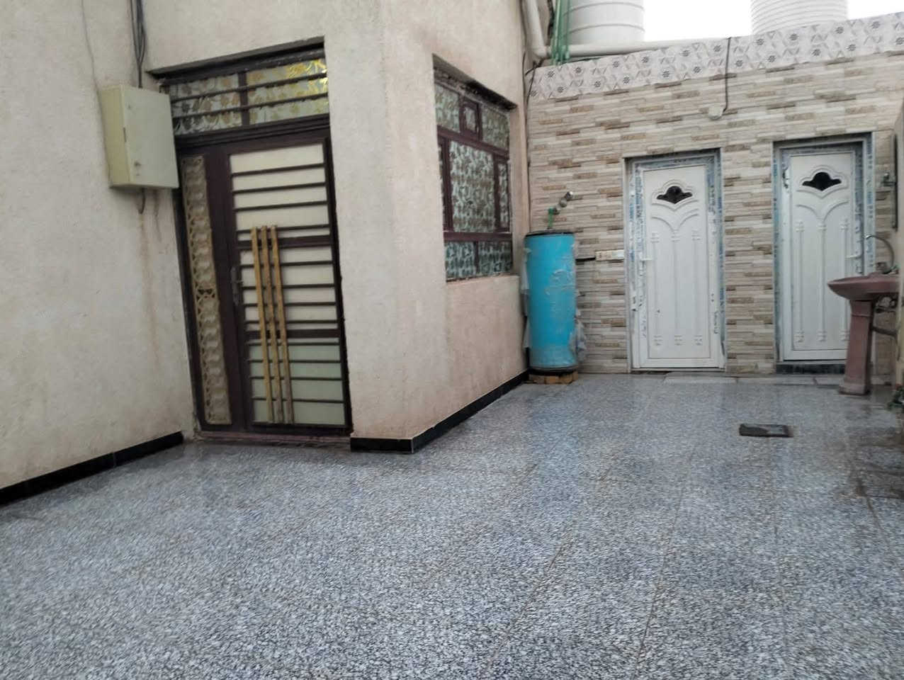 بيت للبيع
المساحة:- 200 (ركن )

يحتوي :- استقبال وصالة ومطبخ وغرفتين نوم وصحيات داخلية وخارجية
 
:-بناء حديث 

:- زراعي ((ومعاملة التطويب مالتة واصلة الناصرية))

العنوان :- قلعة سكر حي سعود 
(مقابل مدرسة سمانة عبر الشارع)

رقم الهاتف :- (***********)

السعر :80مليون البيت مع اثاثه

نص مكتوب في الصور:
- realme C67