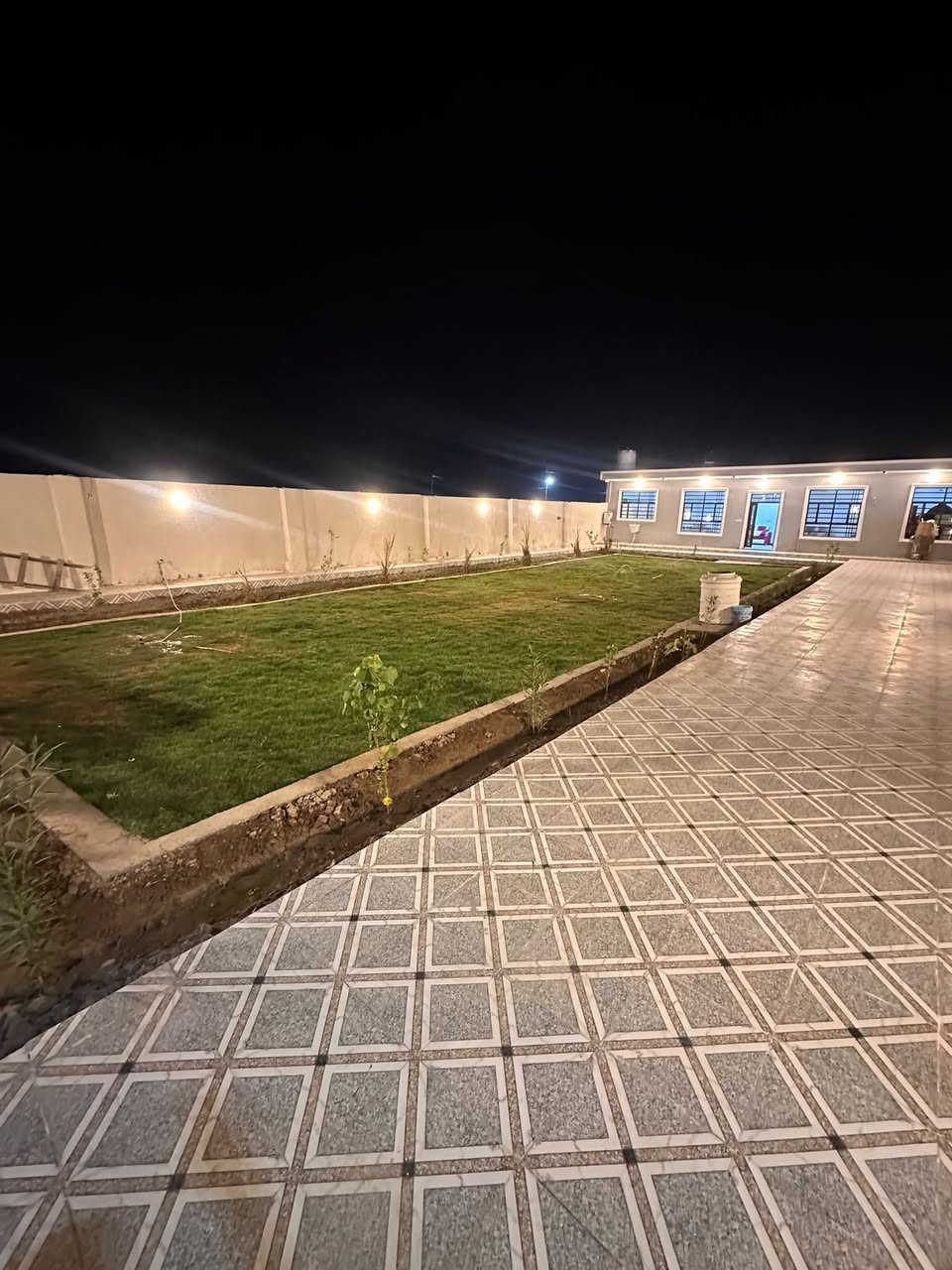 السلام عليكم مزرعه للبيع حي الفرات طريق السنيه السياحي مجاور سكه القطار خلف منتجع الحيوانات وحديقة الروشه سند زراعي ٢٥ مداور بأسم المشتري 
رفت كونكريت ارتفاع ٣٠ سم كله ارضيه المشتمل والكراج والداير وتسليح أبو النص وأبو ٣ اثمان
سقف كونكريت تسليح أبو النص وأبو ٥ أثمان وأبو ٣ اثمان
بناء طابوك وبلوك وملبوخ بطن وضهر المشتمل
ماطور عدد ٢ بير واسأله
ومولده 
وثلاجه 
وميز و٦ كراسي
وتخم وكاونتر وسنكي
وغرفه نوم 
وشوايه بناء 
ارضيه المشتمل بورسلاين والكراج بورسلاين ايفا
مصبوغه ومنثوره الجدران من الداخل 
مؤثثه وجاهزه للسكن 
بناء ٢٦ ما مسكونه

المساحه ٥٠٠ م واجهة ١٥ م بناء المشتمل ١٠٠ م حديقه ٢٥٠
كراجات ١٥٠
للاستفسار ***********
